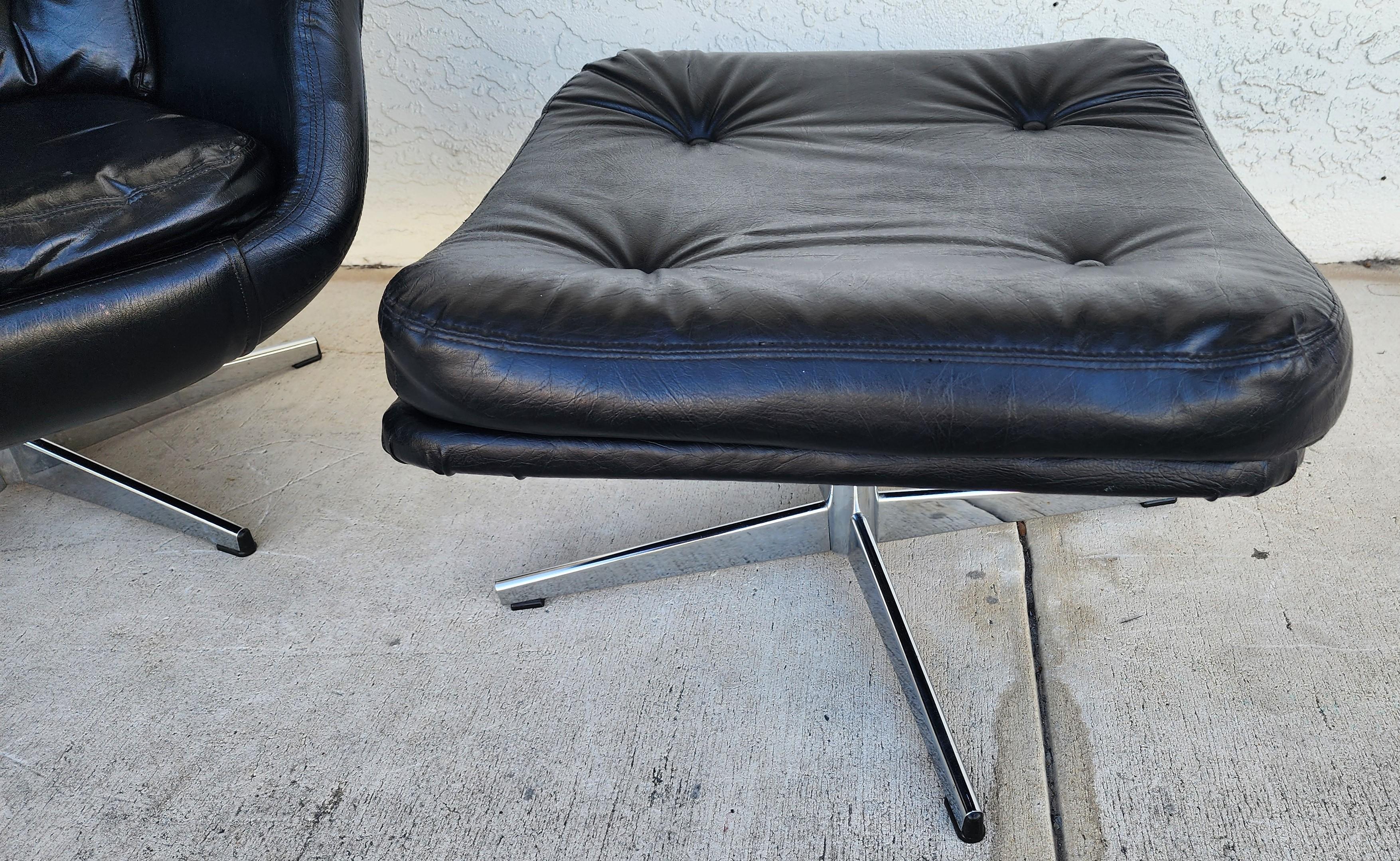 Selig Schwedischer Modernistischer Lederstuhl & Ottomane 1970er im Angebot 8