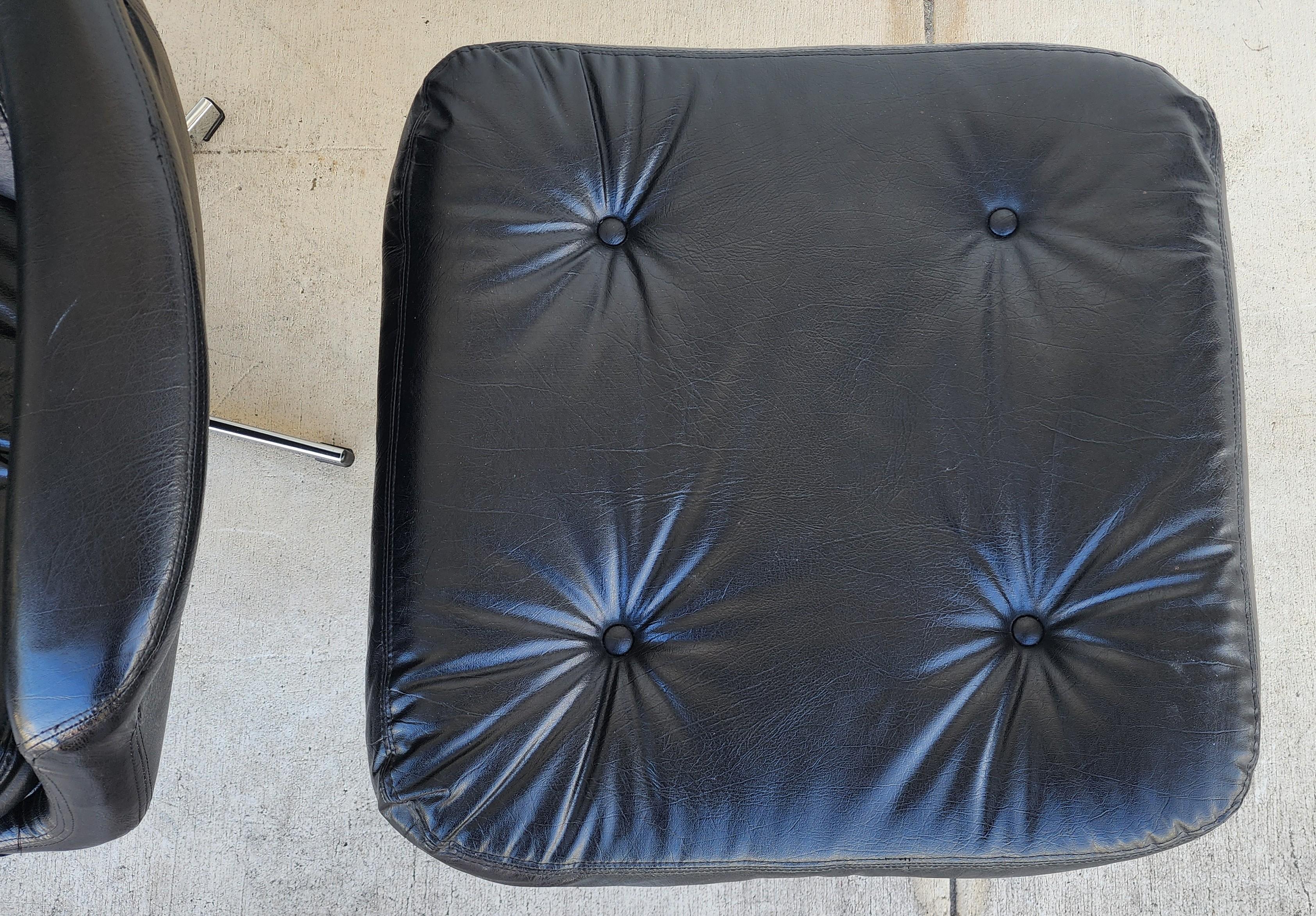 Selig Schwedischer Modernistischer Lederstuhl & Ottomane 1970er im Angebot 9