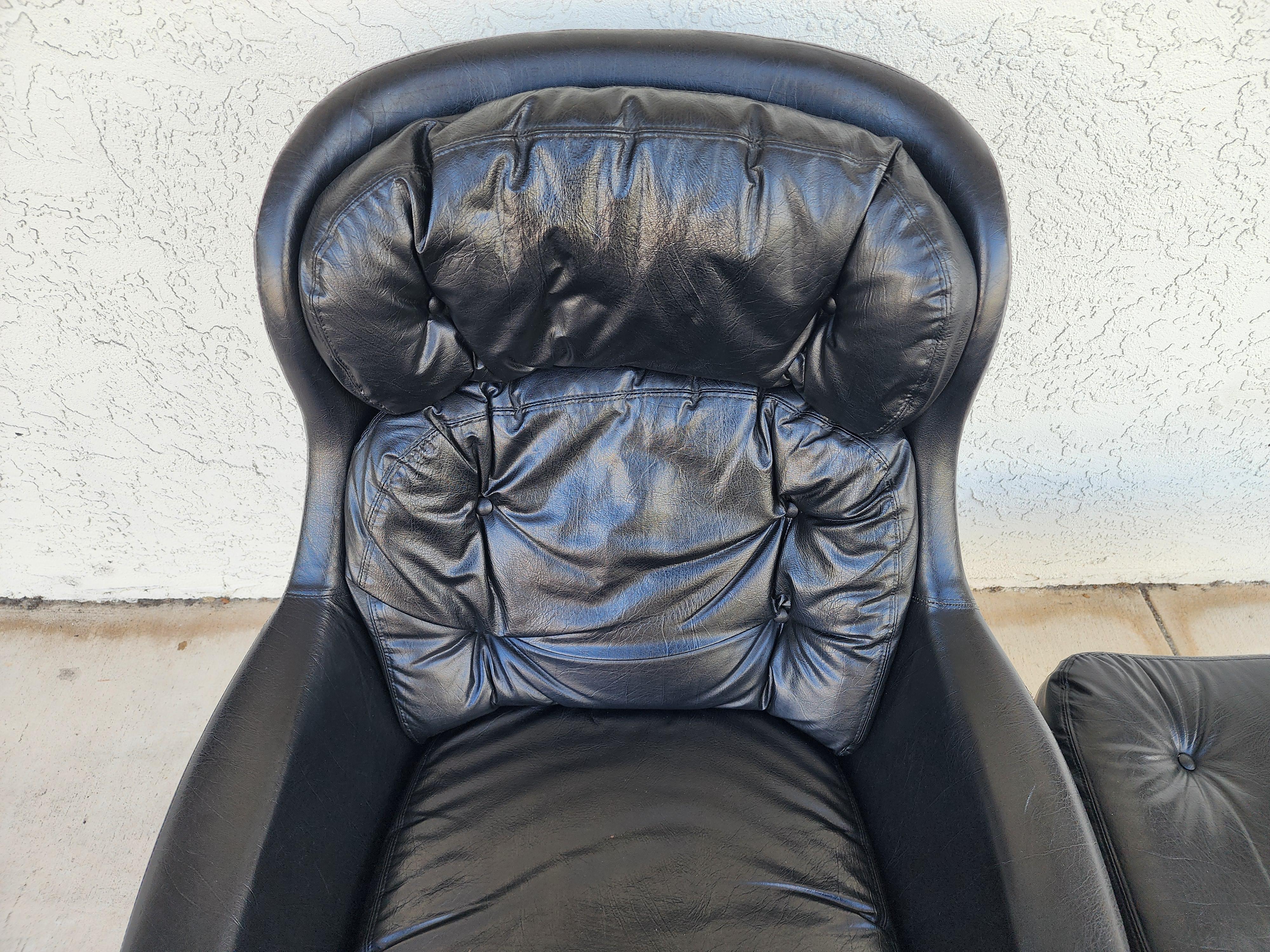 Selig Schwedischer Modernistischer Lederstuhl & Ottomane 1970er im Zustand „Gut“ im Angebot in Lake Worth, FL