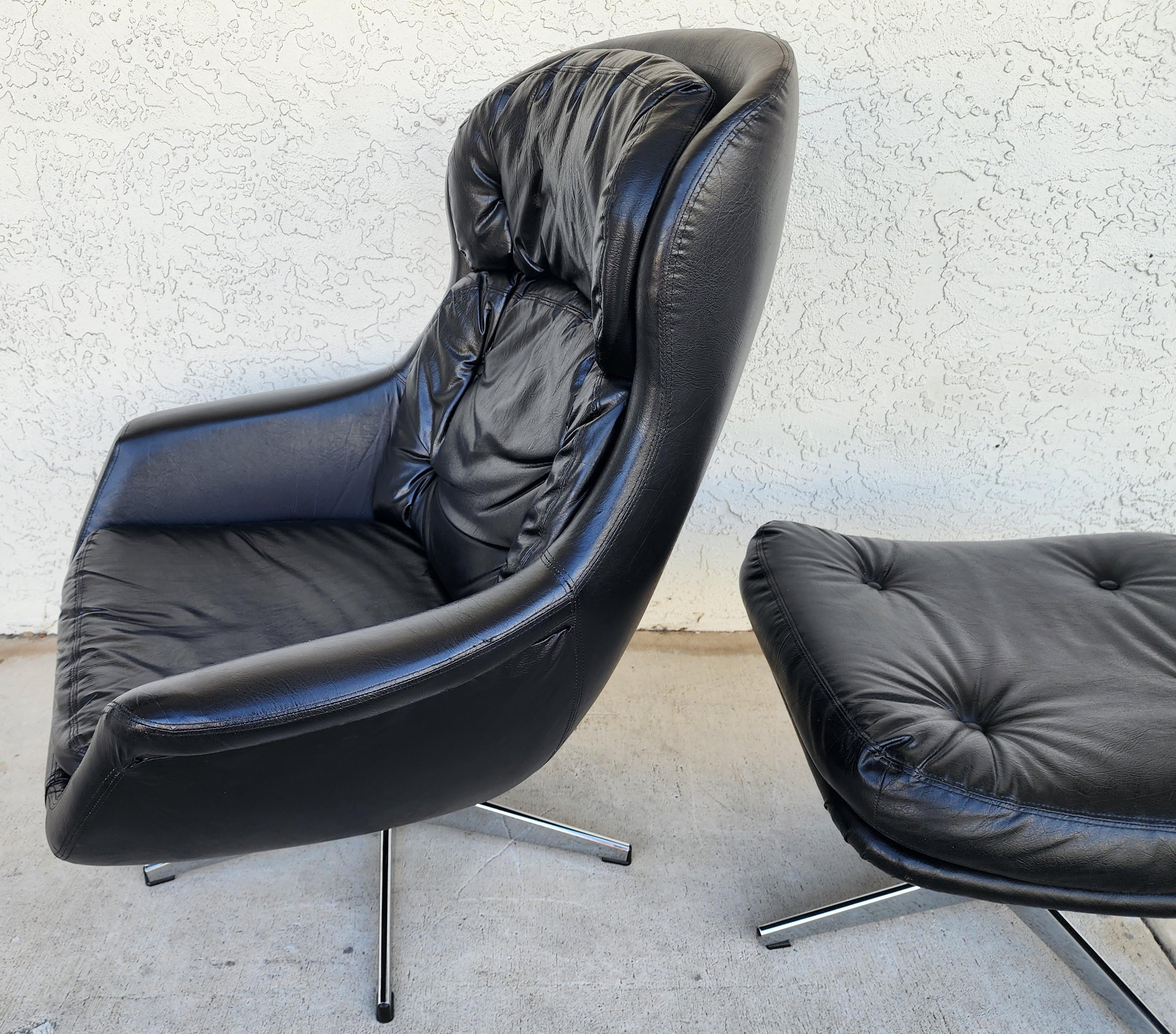 Selig Schwedischer Modernistischer Lederstuhl & Ottomane 1970er im Angebot 1