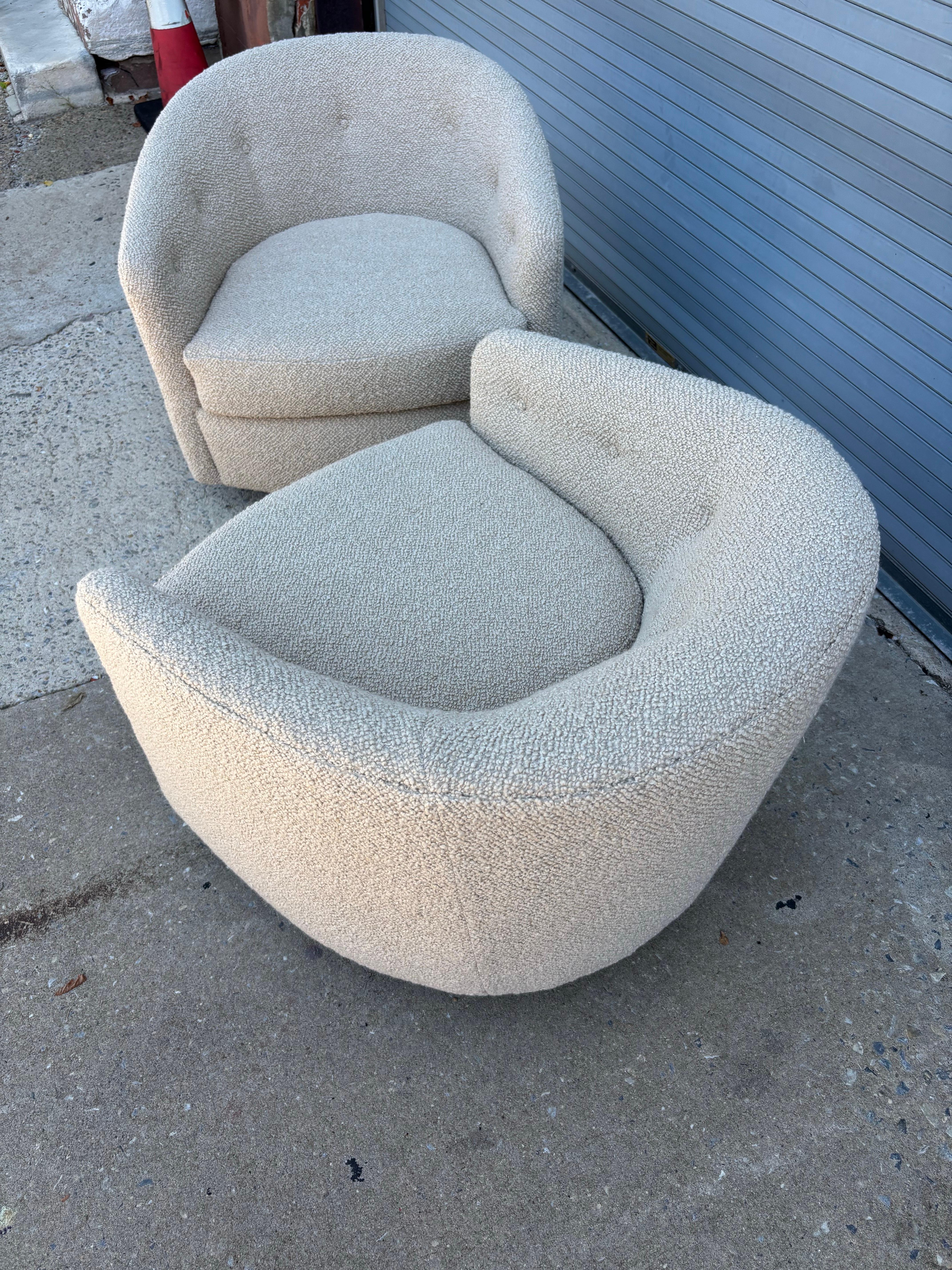 Paire de chaises pivotantes en forme de tonneau de Selig Monroe Furniture, refaites dans un tissu Boucle Nubby blanc/ivoire.  Les chaises pivotent et se balancent.  Les chaises ont été magnifiquement retravaillées et sont magnifiques !  Les bases