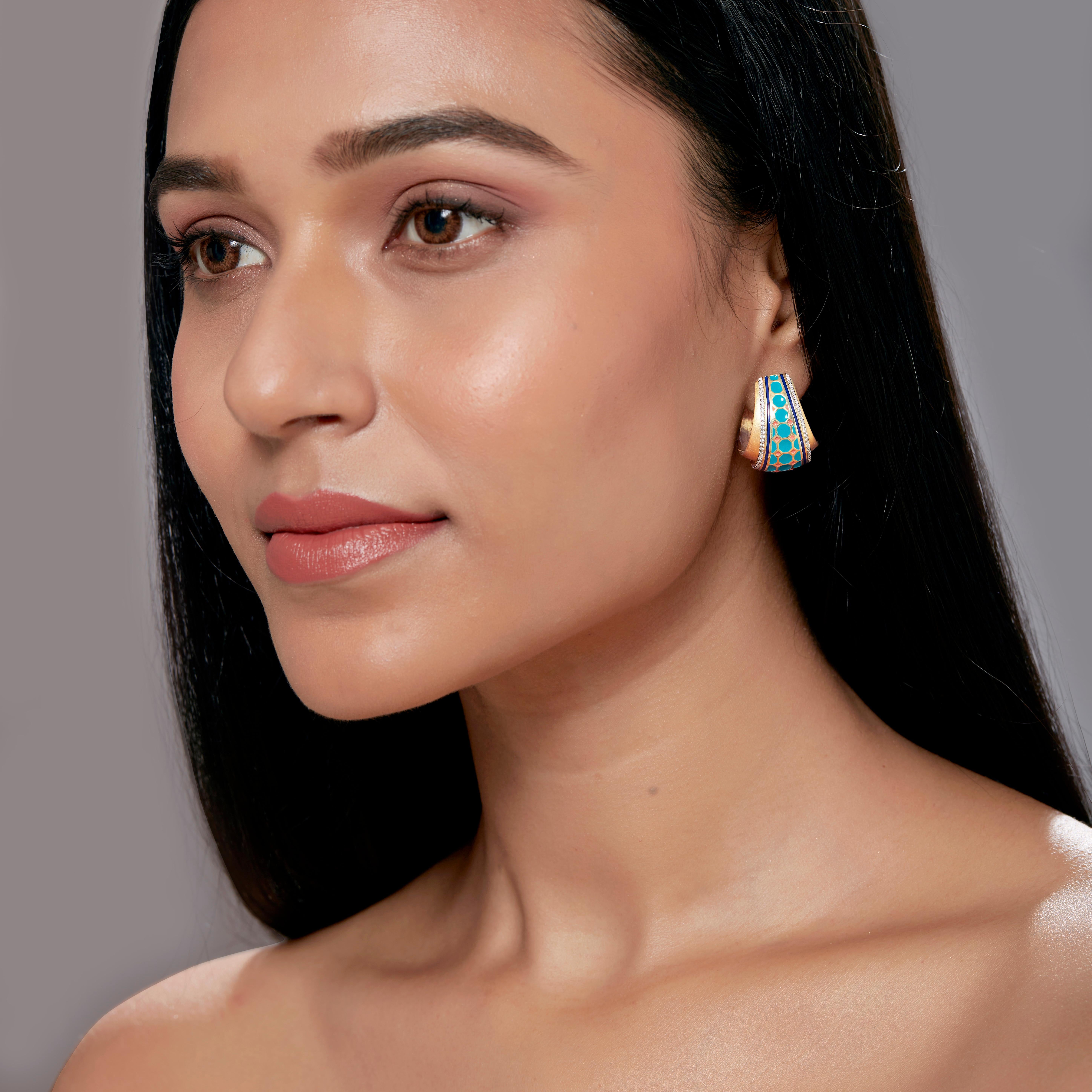 SOHNAA 18Kt Gold Diamond Enamel Miraas Selina Tapered Hoops Earrings In New Condition For Sale In Surat, IN