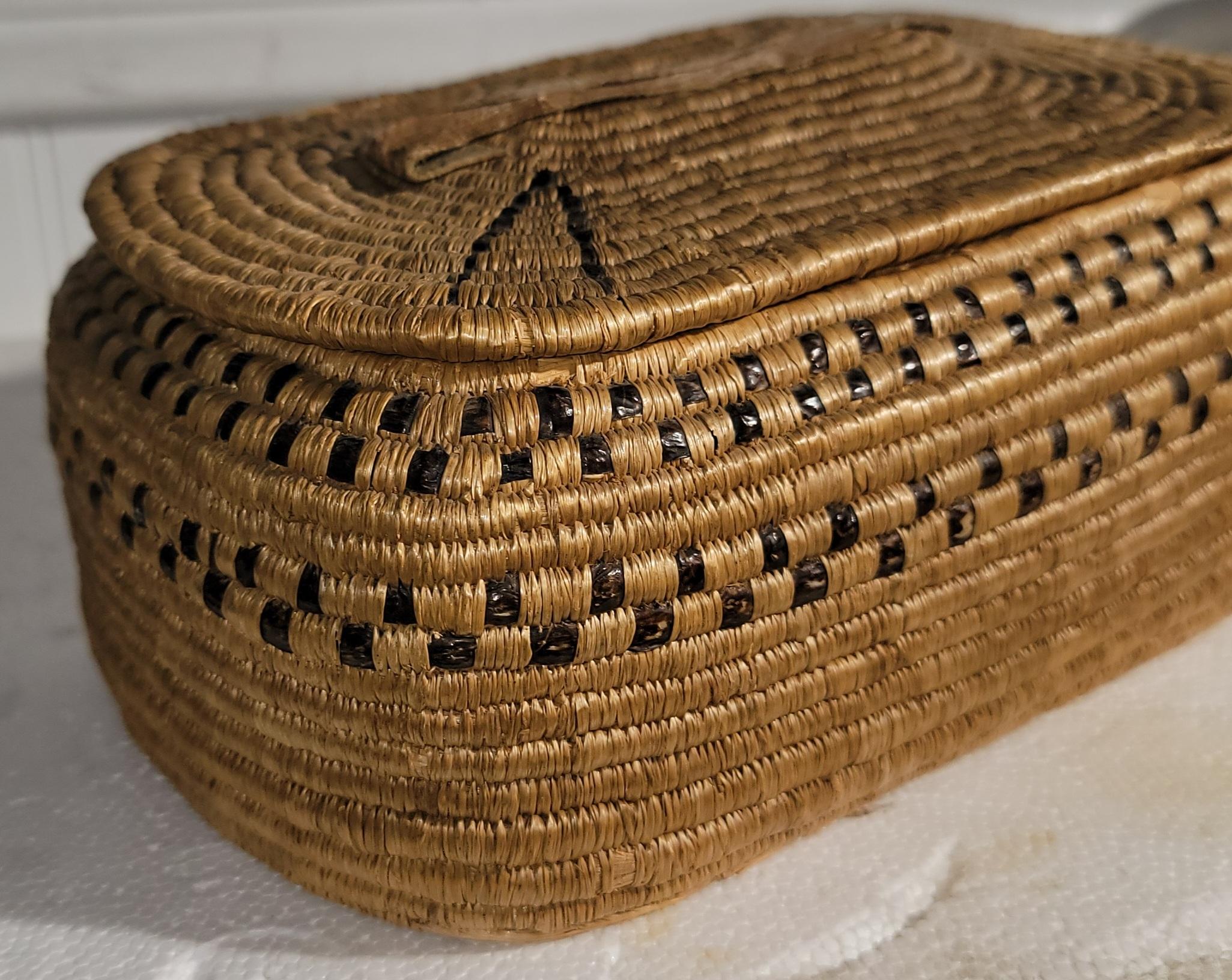 Fatto a mano Selish, Iowa Frazer River Indian Basket in vendita