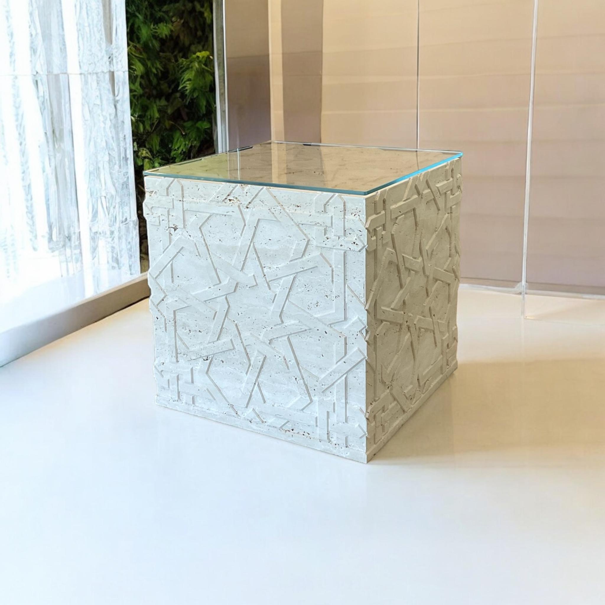 Tavolino a cubo in travertino inciso di ispirazione selgiuchide, meticolosamente progettato dal rinomato designer Barakli di Haand. Con dimensioni di 40x40 cm (16x16 pollici), questo splendido pezzo combina l'eleganza storica con la funzionalità