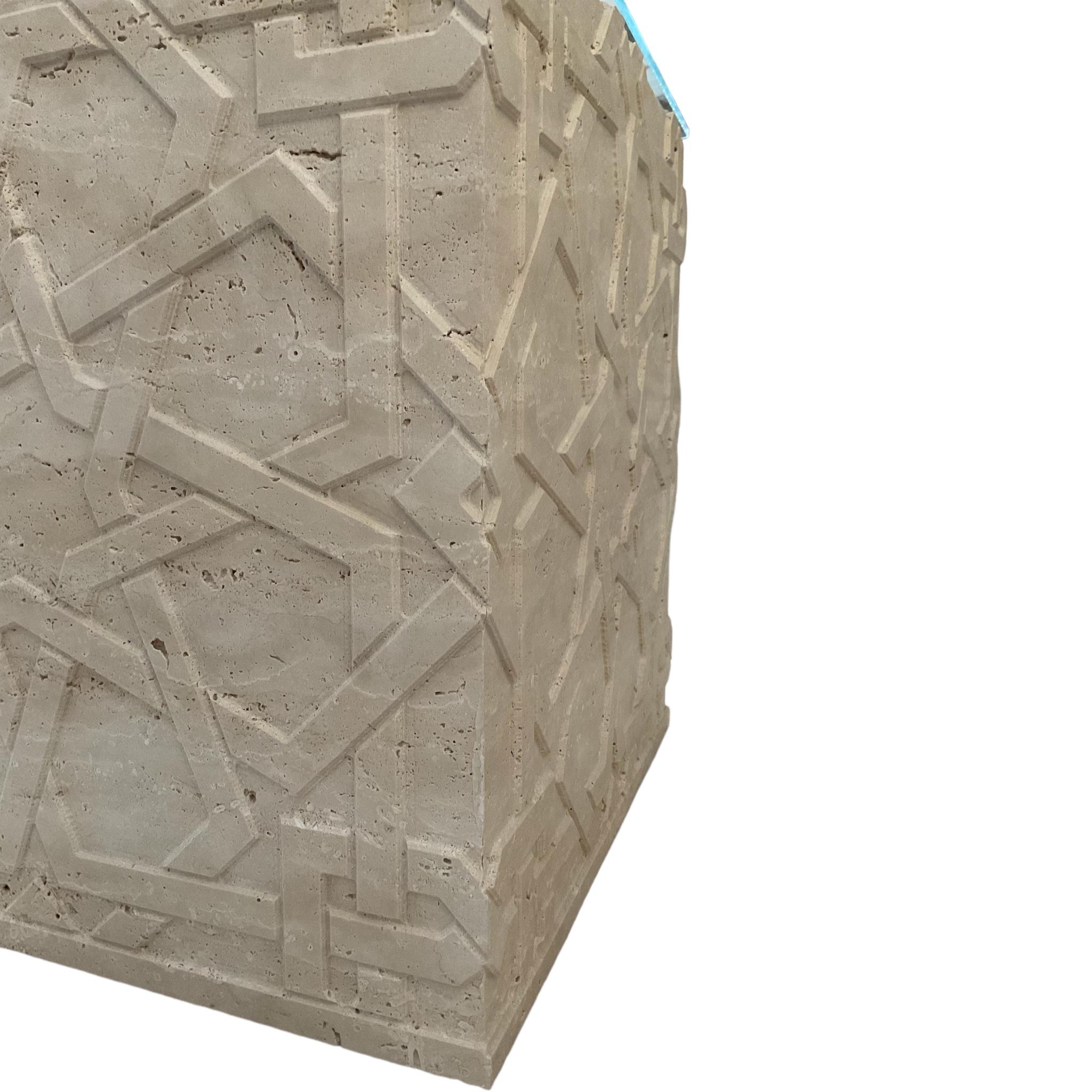 Stile impero Tavolino a cubo con piano in vetro temperato, Tavolino centrale a blocchi quadrati incisi in vendita
