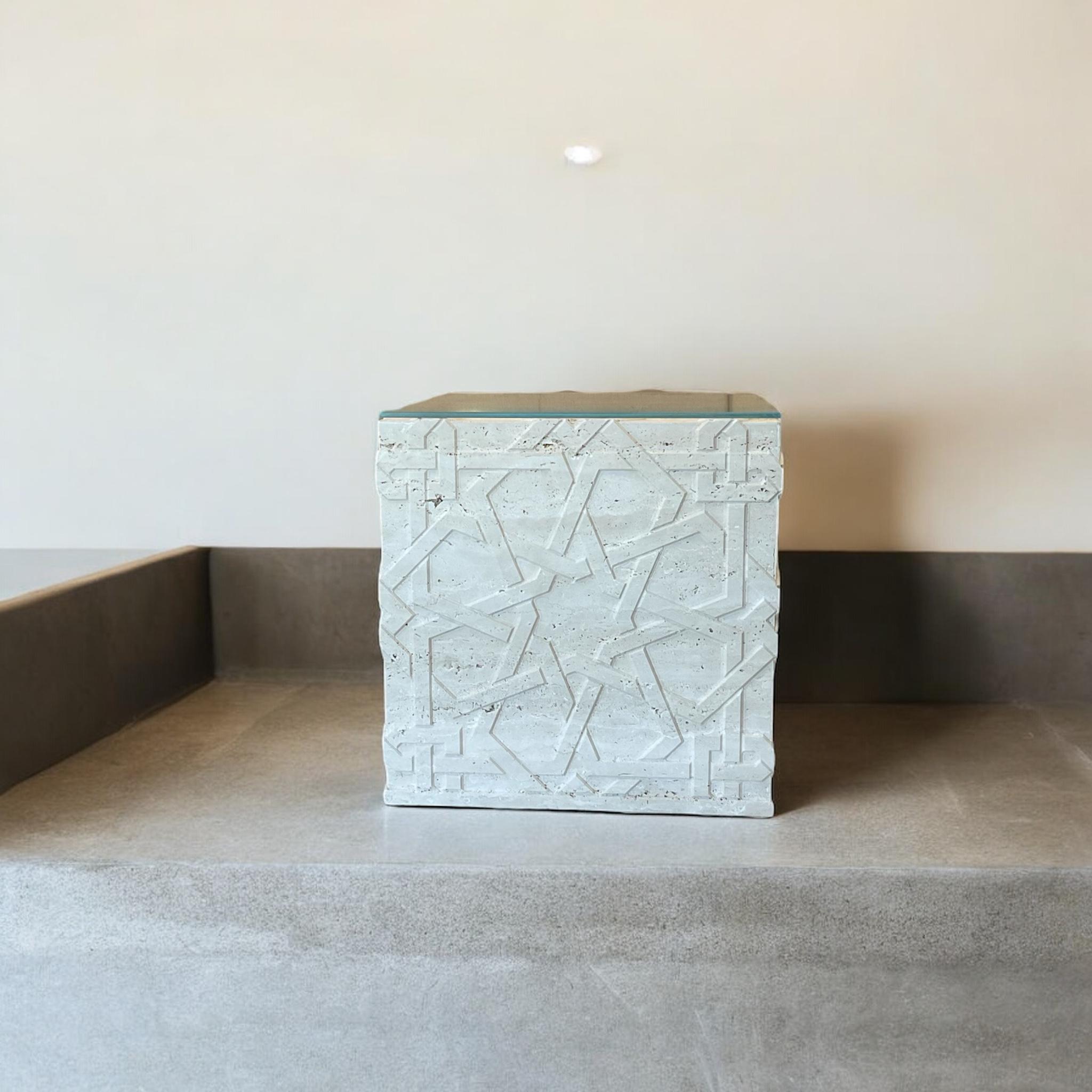 Fino al XVIII secolo Tavolino a cubo con piano in vetro temperato, Tavolino centrale a blocchi quadrati incisi in vendita