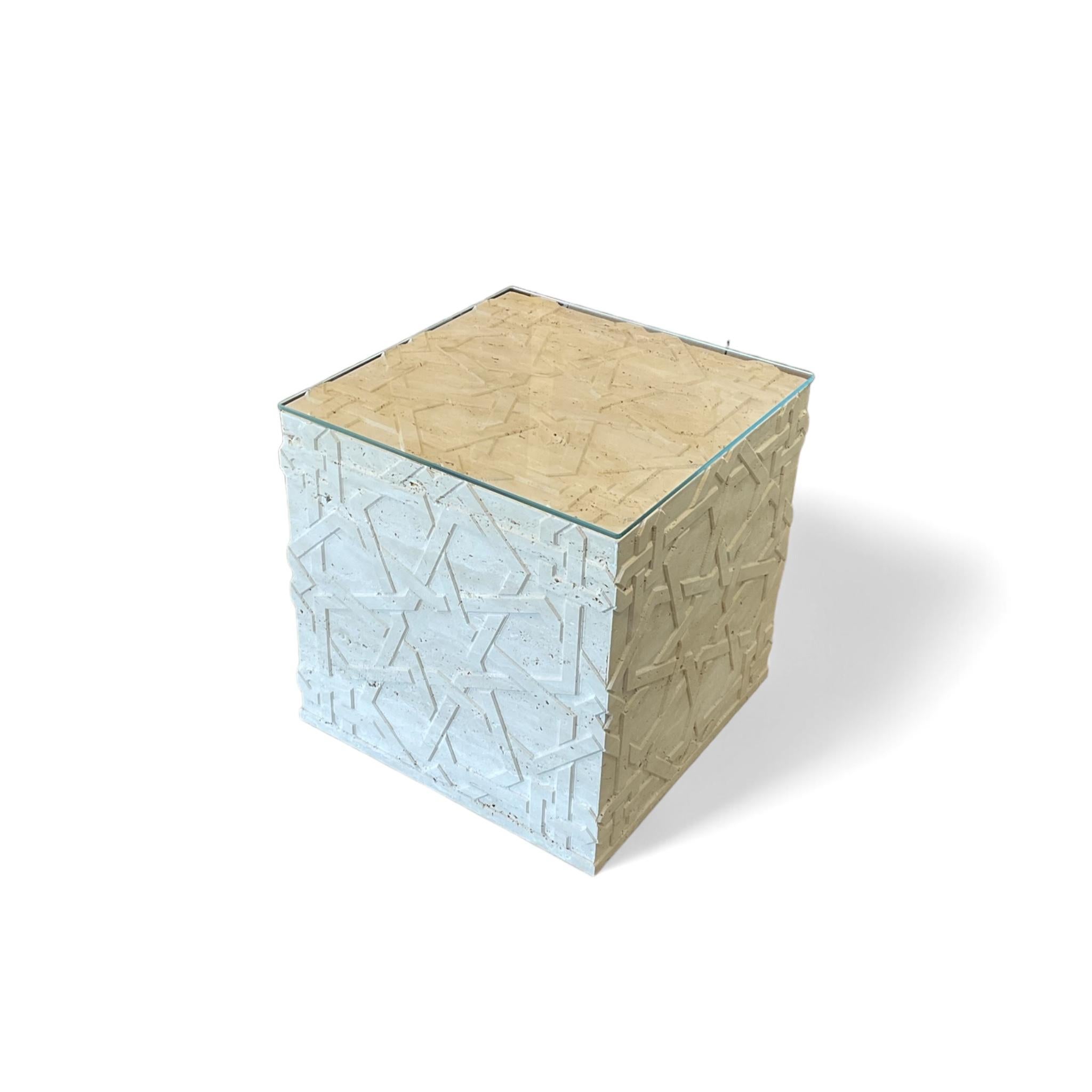 Pietra Tavolino a cubo con piano in vetro temperato, Tavolino centrale a blocchi quadrati incisi in vendita