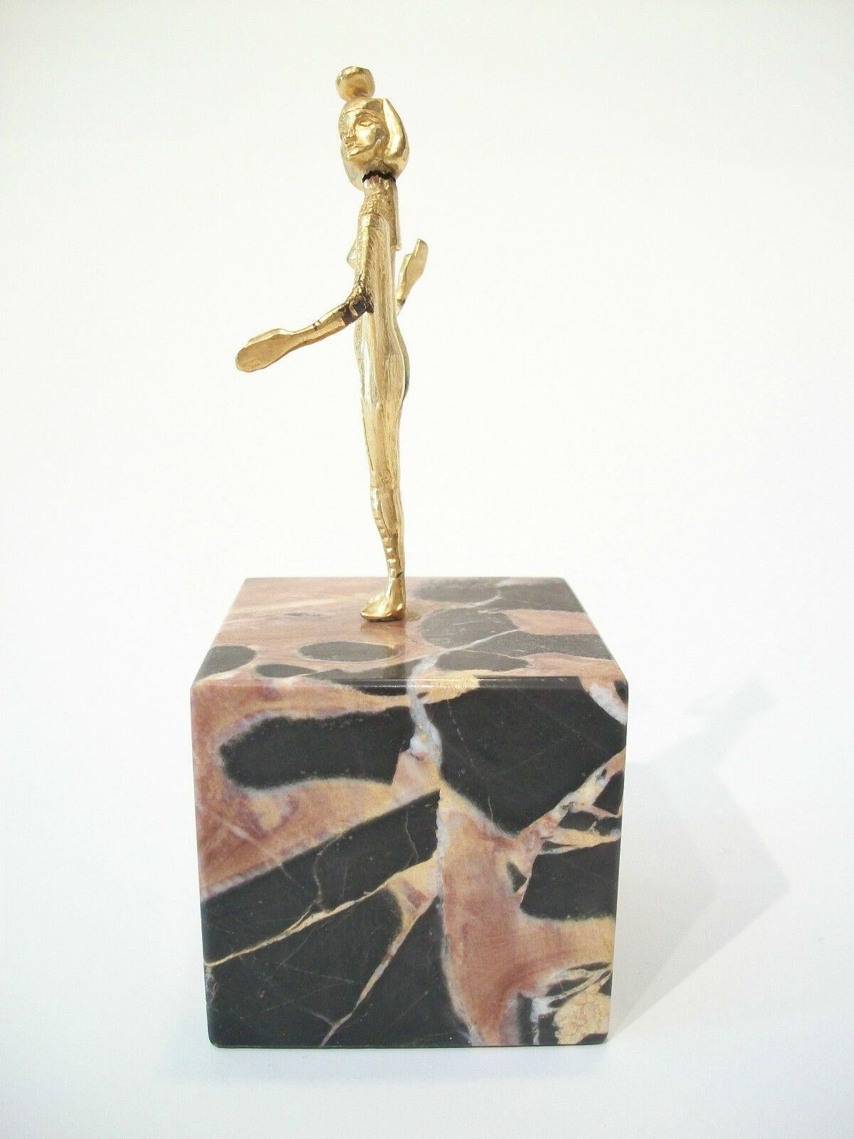 Neoegizio CESTINO - Dea egizia in bronzo dorato Art Deco su base in marmo, metà del XX secolo in vendita