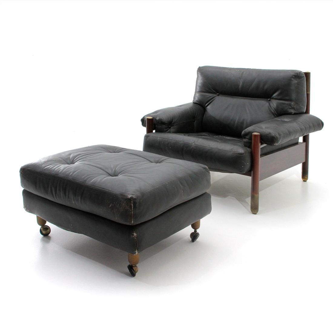 Armchair with ottoman produced by Sormani in the 1950s, designed by Carlo de Carli.
Wooden frame with brass elements and leather straps.
Seat, backrest and armrests, padded and lined in black leather.
Pouf in wood padded and lined in black