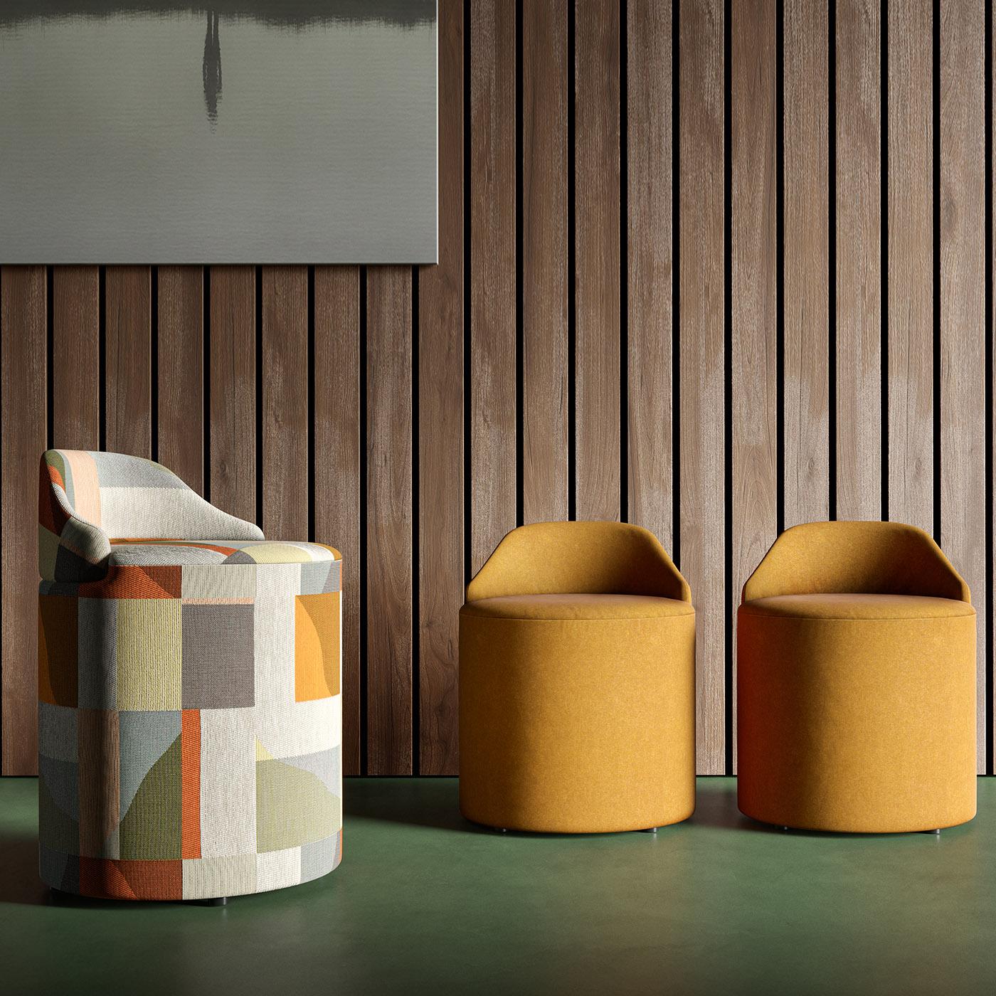Minimalist and refined, this low pouf combines an ergonomic character with a timeless aesthetic charm. Distinguished by an orange hue, it is entirely upholstered with velvet, also available in felt wool upon choice. Made of wood and fireproof foam,