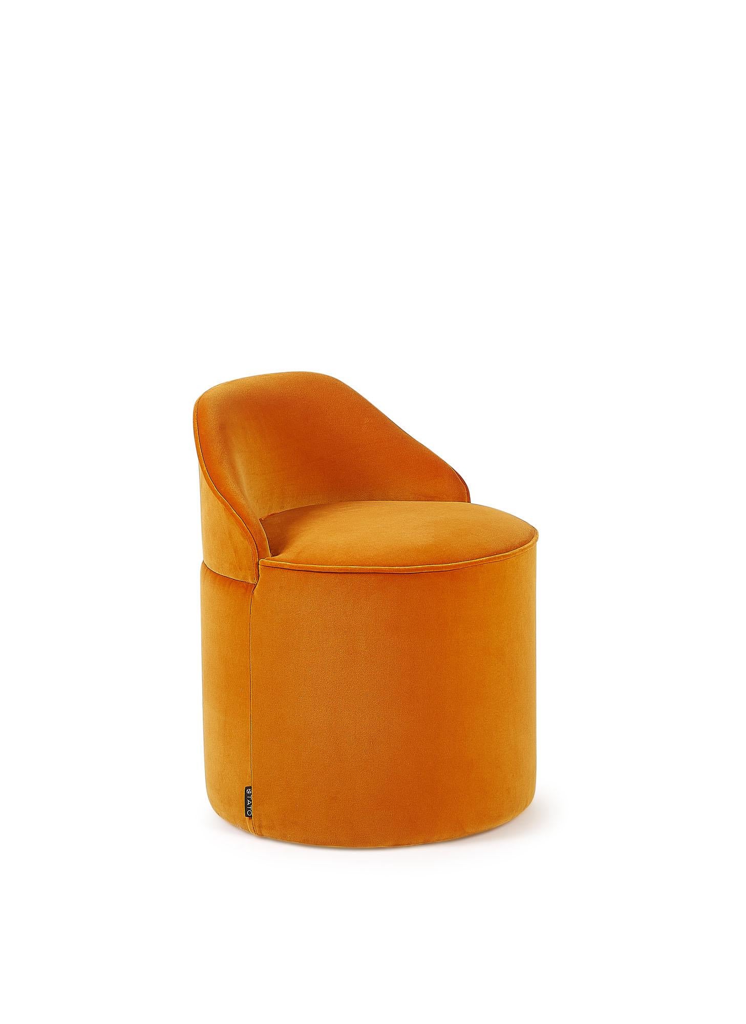 Pouf cylindrique d'une hauteur d'assise de 38 cm, recouvert de laine feutrée dans une large gamme de couleurs disponibles.

Sous la plume de Corrado Corradi Dell'Acqua, TATO récupère ce joyau caché conçu en 1961, qui consiste en un trio de poufs