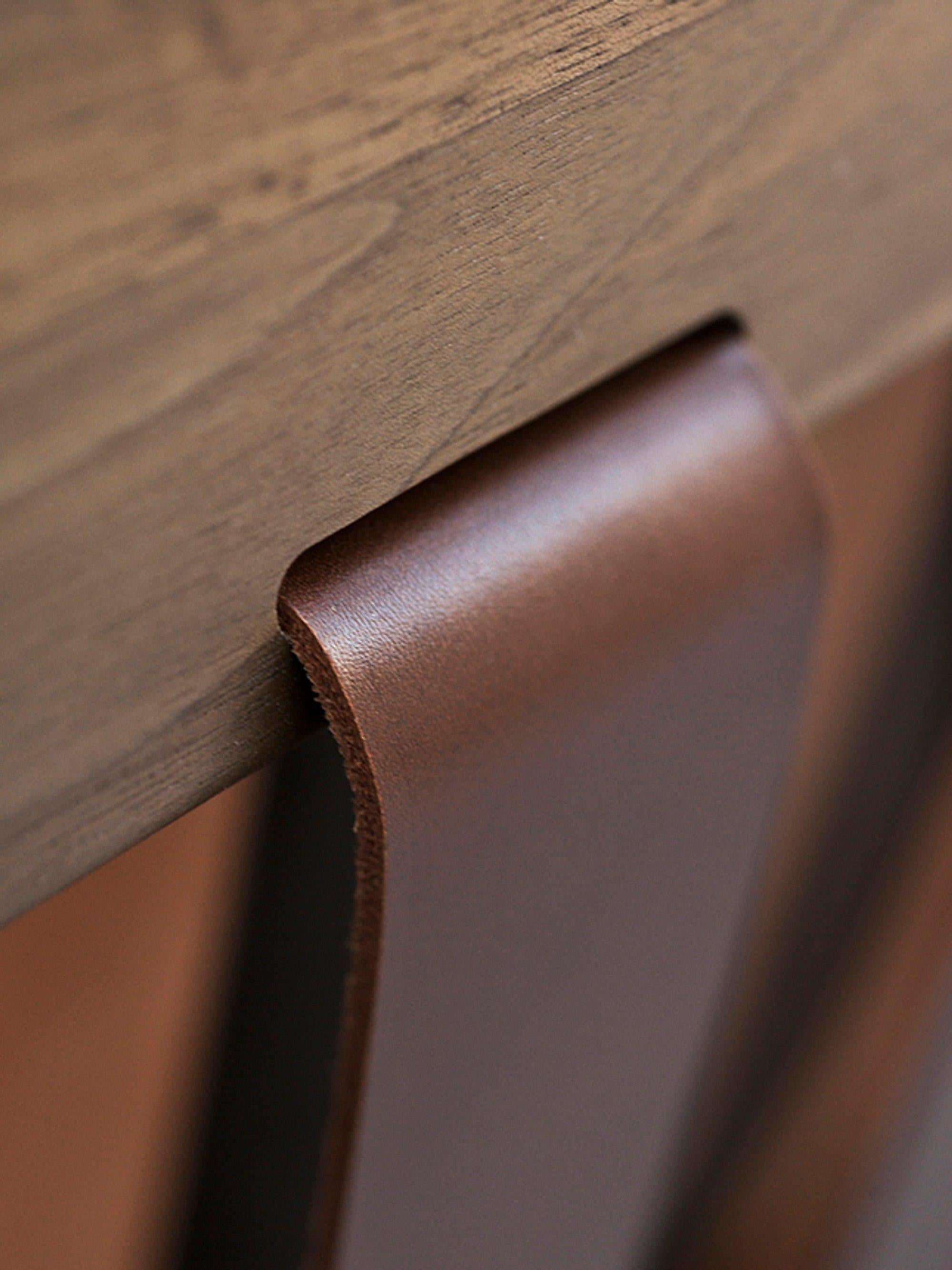 Contemporary Sella - Sofa in leather by Carlo de Carli for Tacchini For Sale