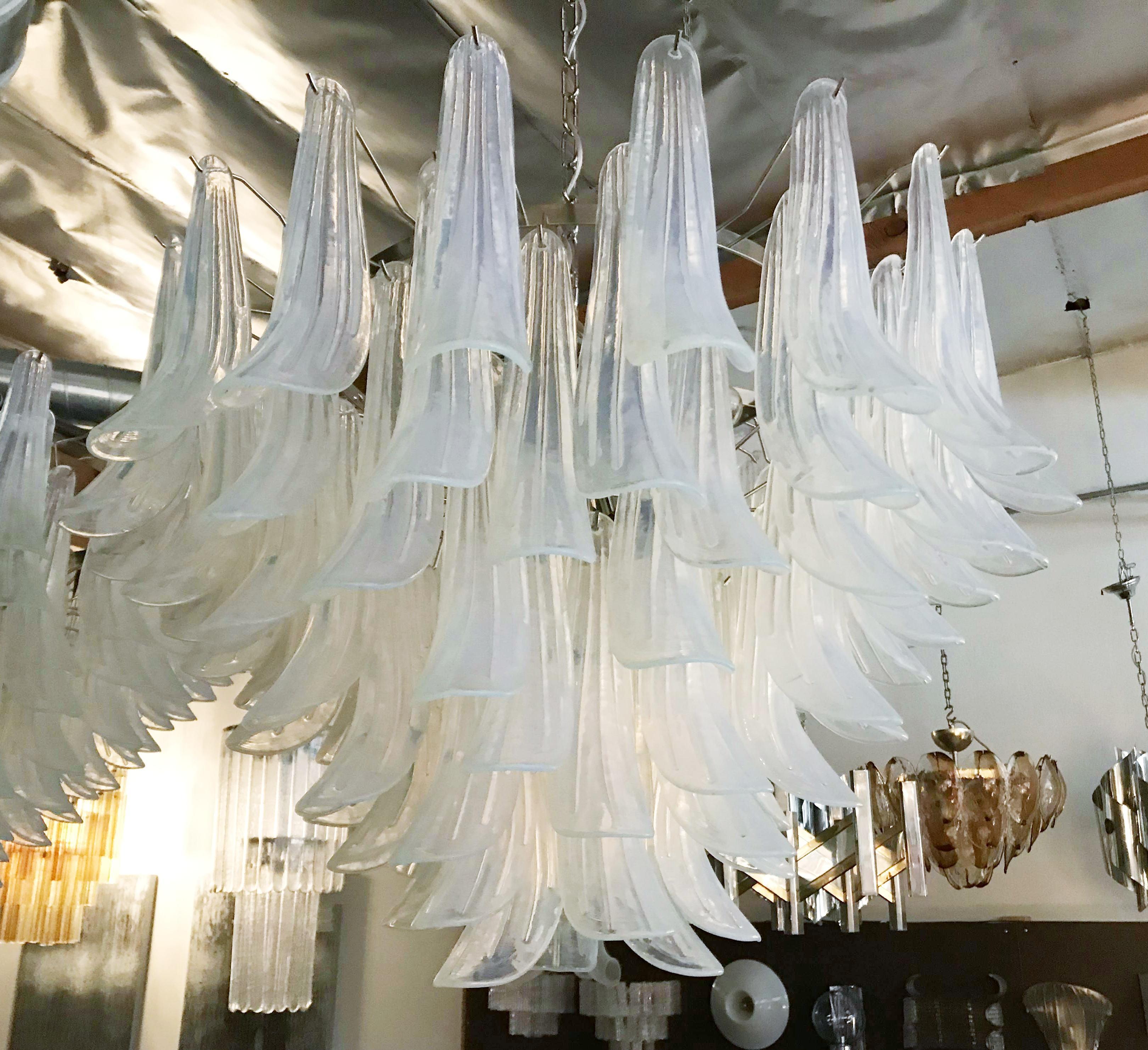 Lampadario italiano con petali in vetro di Murano opalino iridescente montati su una struttura con finitura cromata / Disegnato da Fabio Bergomi per Fabio Ltd, ispirato a Mazzega / Made in Italy
13 luci / tipo E26 o E27 / max 60W ciascuna
Misure: