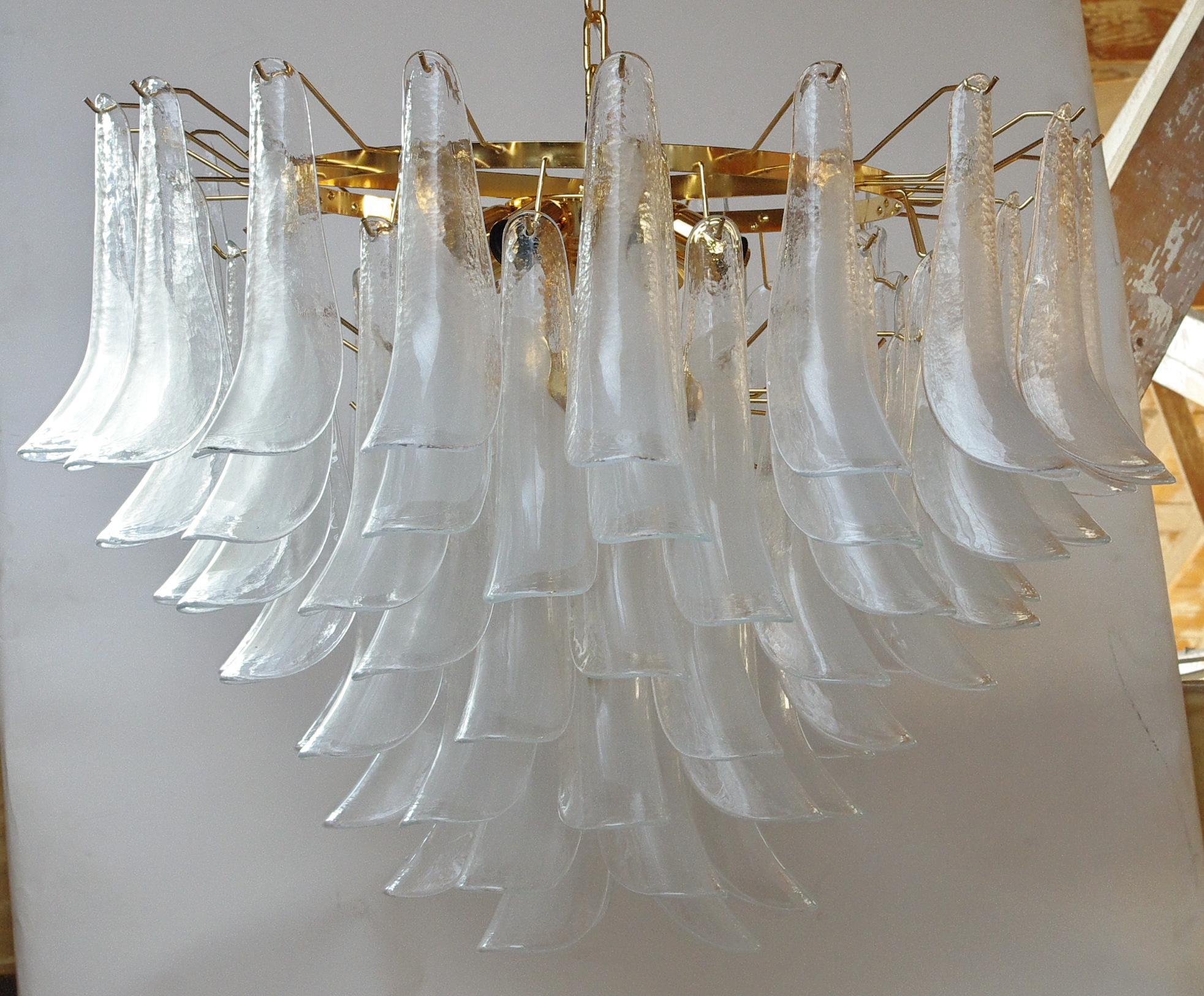 Lampadario italiano con petali in vetro di Murano chiaro e bianco latte montati su una cornice con finitura oro 24 k / Disegnato da Fabio Bergomi per Fabio Ltd, ispirato a Mazzega / Made in Italy
13 luci / tipo E26 o E27 / max 60W ciascuna
Misure: