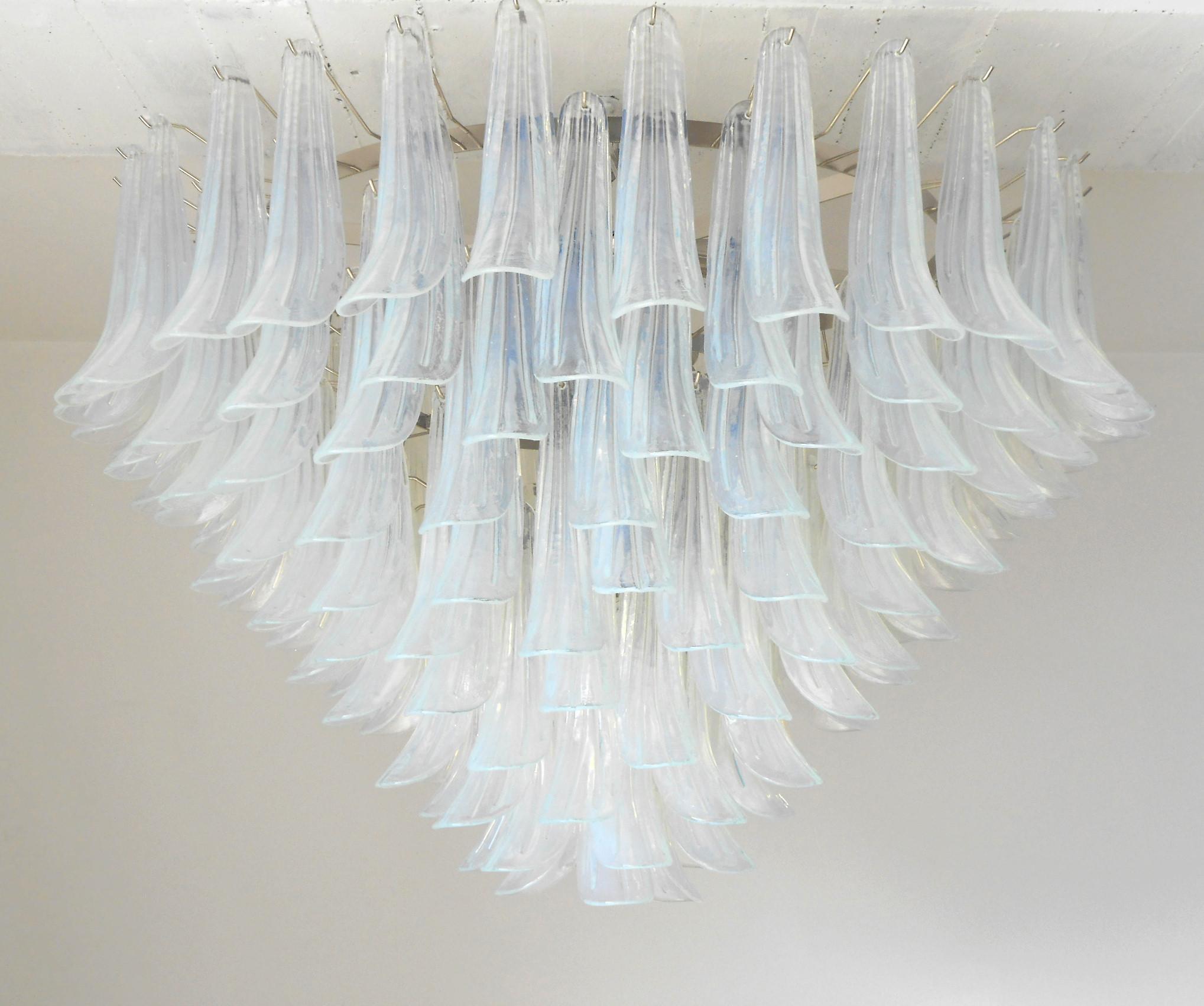 Lampadario italiano con petali in vetro di Murano opalino iridescente montati su una struttura con finitura cromata / Disegnato da Fabio Bergomi per Fabio Ltd, ispirato a Mazzega / Made in Italy
21 luci / tipo E26 o E27 / max 60W ciascuna
Misure: