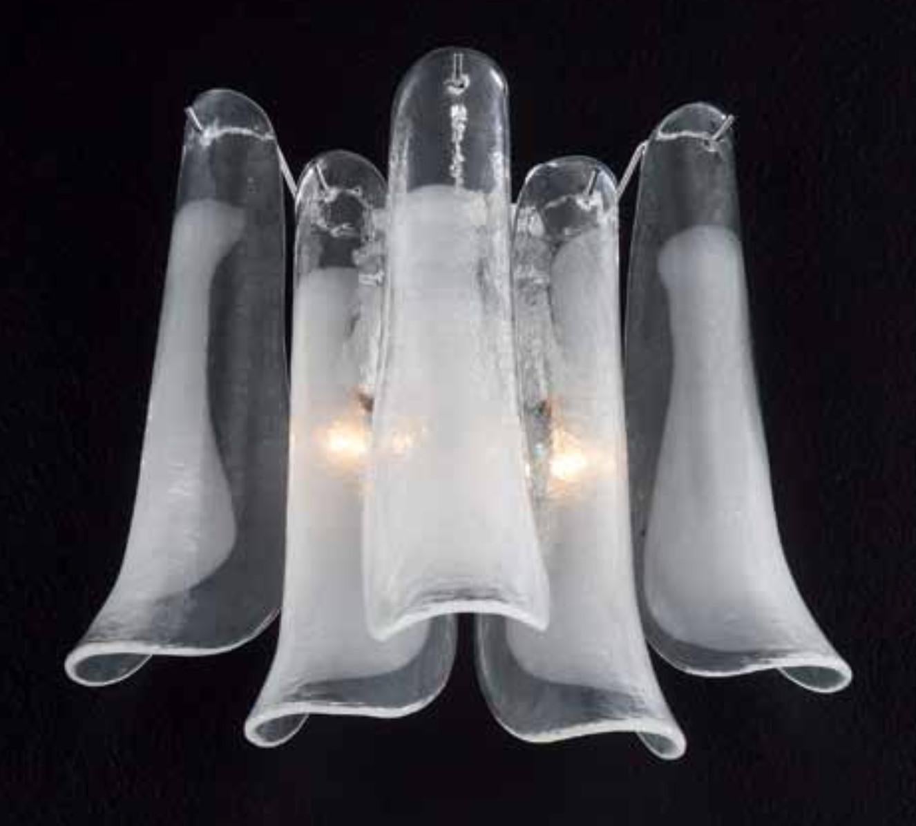 Aplique de pared italiano con pétalos de cristal de plátano de Murano blanco lechoso claro y transparente, montado sobre una estructura de metal cromado / inspirado en Mazzega Made in Italy
Medidas: ancho 14 pulgadas, alto 14 pulgadas
2 luces / tipo