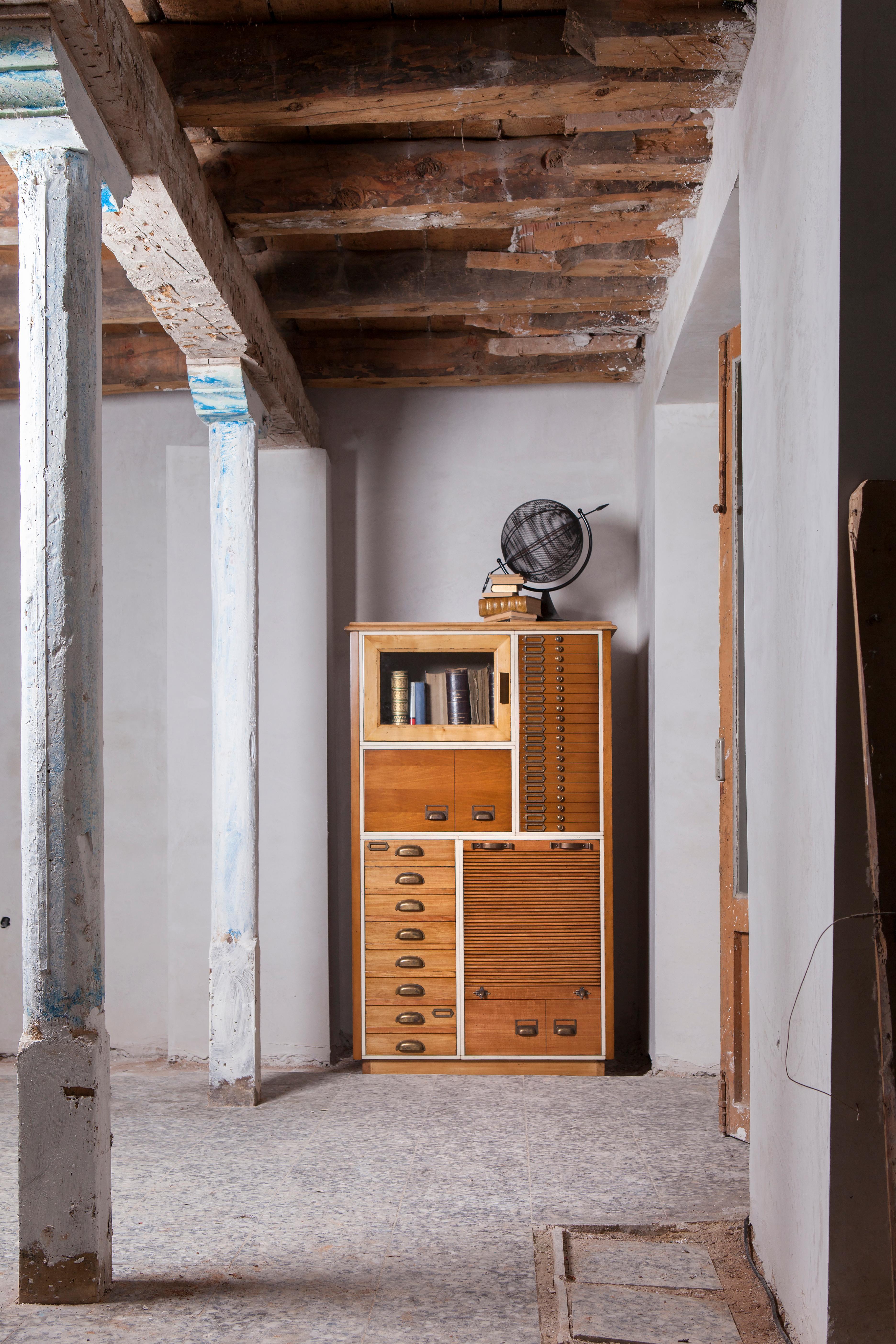 Armario de madera Seller by Lola Glamour
Dimensiones: P 45 x An 97 x Al 160 cm
Materiales: Madera.

Bajo una apariencia decimonónica de archivadores olvidados, con Seller quisimos acercarnos a los talleres originales de ebanistas y artesanos. Este
