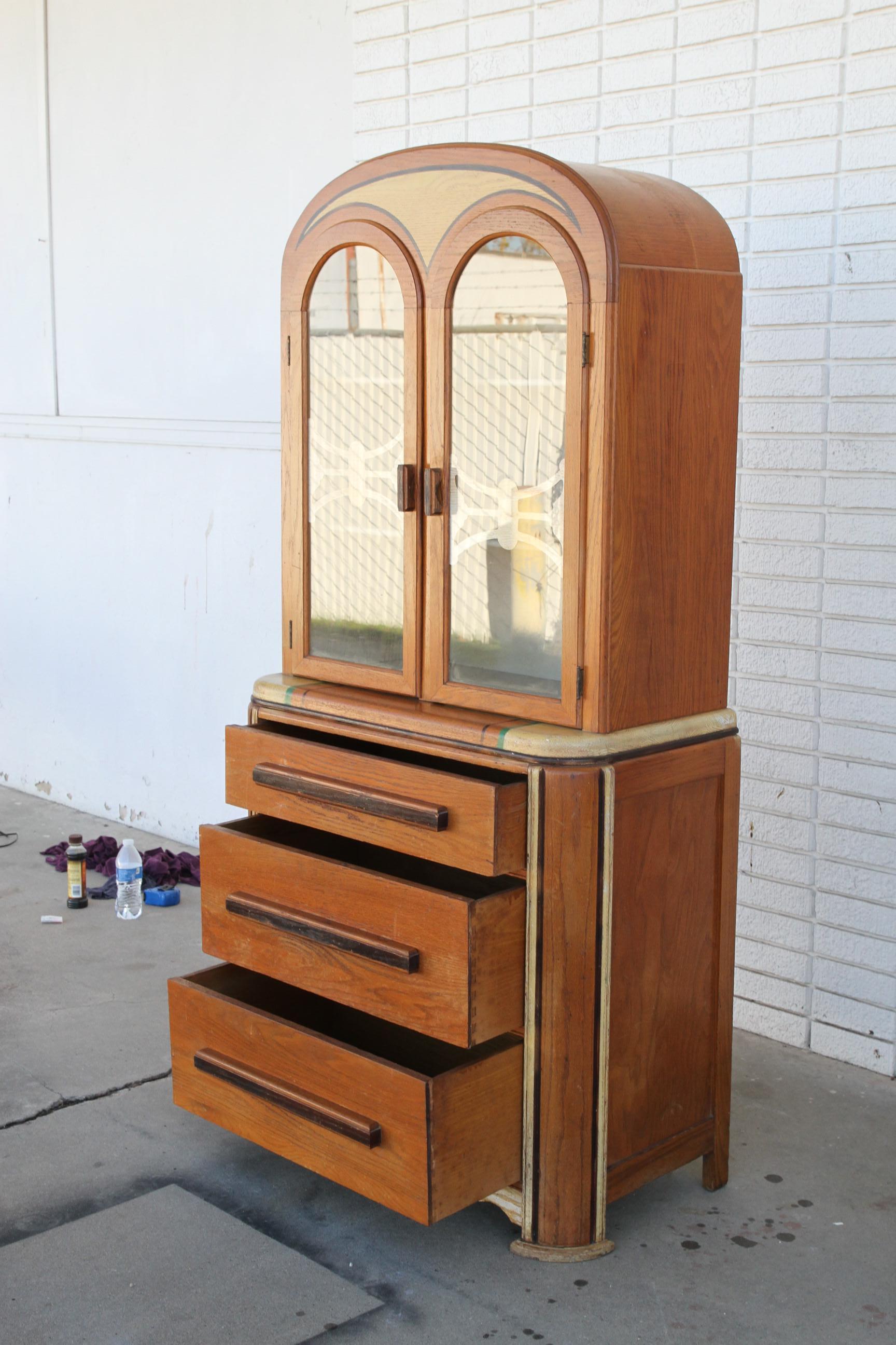 Questo è un bellissimo mobile da cucina! Sellers Furniture ha costruito questo mobile in noce con accenti in ottone, gessature e decalcomanie. Dispone di 3 cassetti per riporre gli oggetti al di sotto e di uno per riporre gli oggetti al di sopra. Le