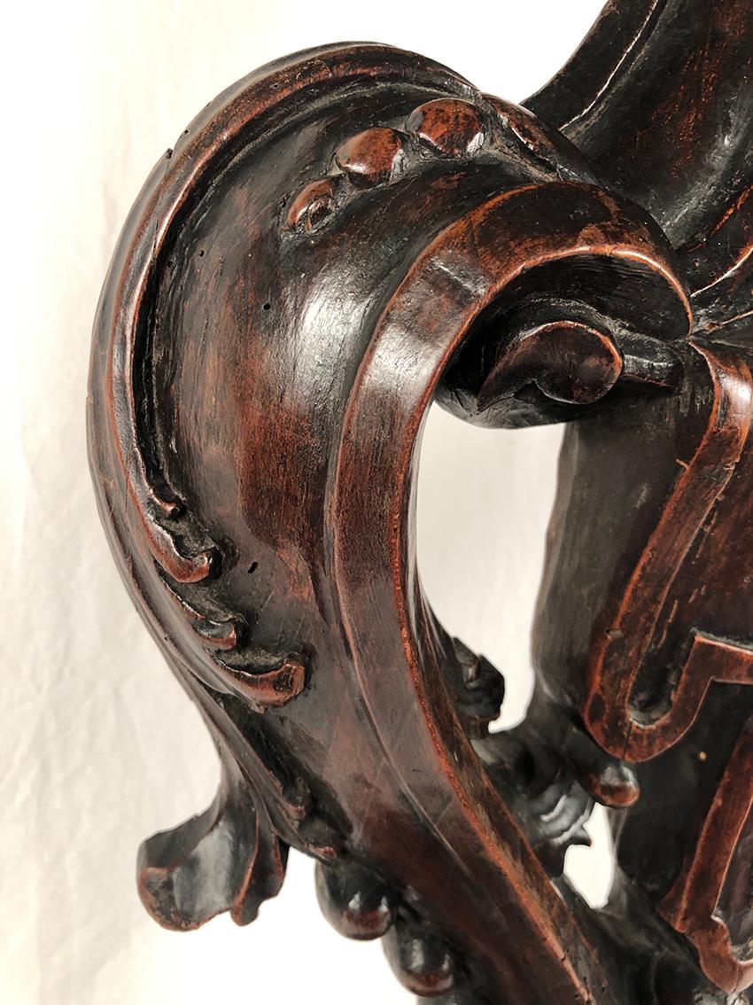 Sellette en noyer richement sculpté, XVIIIe im Zustand „Starke Gebrauchsspuren“ im Angebot in ROYÈRE-DE-VASSIVIÈRE, FR