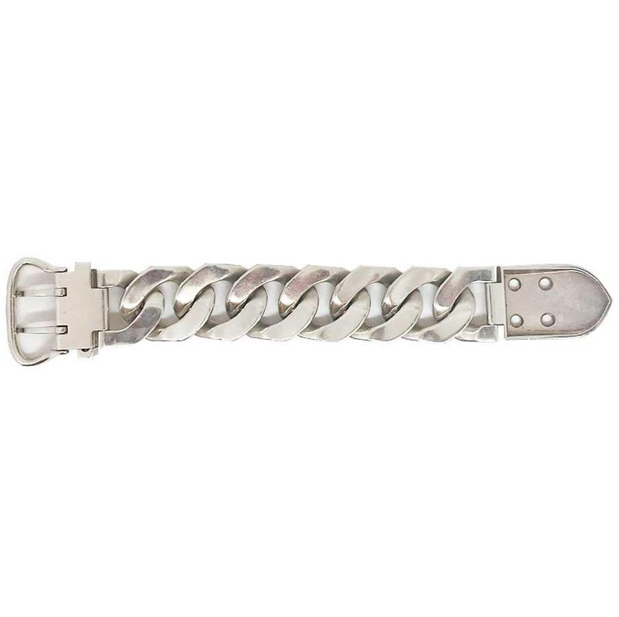 The bracelet is made of 925 sterling silver. A total length of 24 cm. 20 cm at the shortest hole, 21.5 cm at the longest.
In good condition despite micro-scratches of use. The bracelet weighs 230g.
Presence of the stamp, although a little erased by