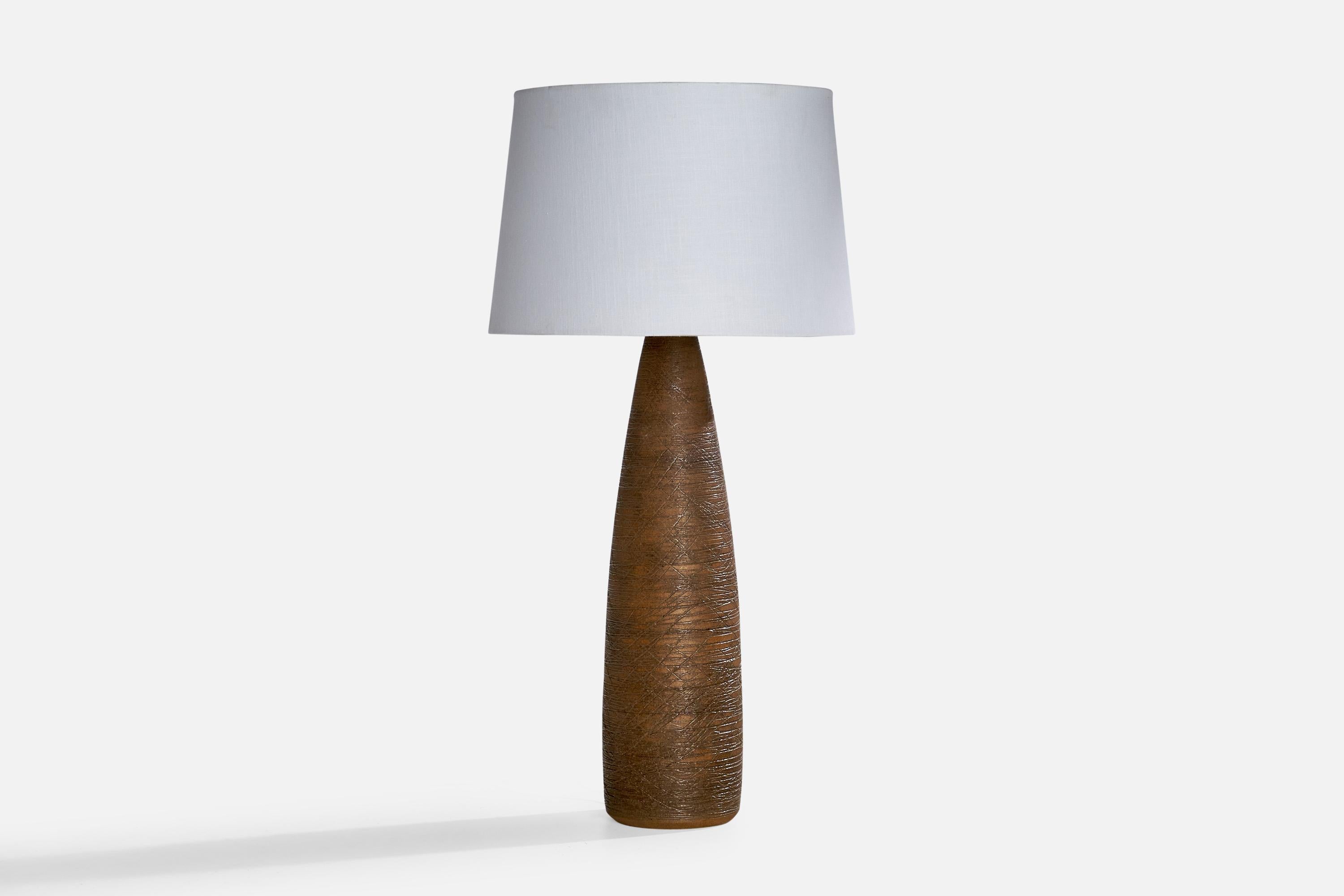 Lampe de table en céramique à glaçure brune et incisée, conçue et produite par Selsbo, Simlångsdalen, Suède, années 1960.

Dimensions de la lampe (pouces) : 24