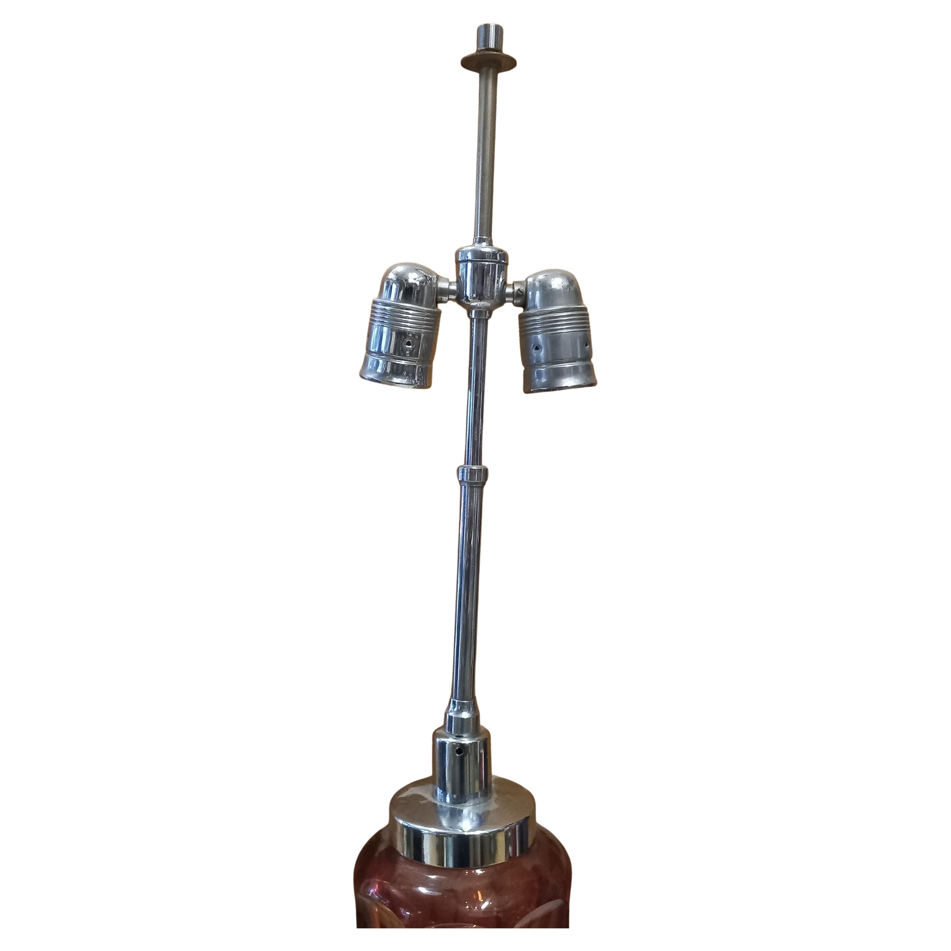 Eine sehr seltene Art Deko Tischlampe, 
Lampenfuß aus geschliffenem, färbigen Kristallglas
WMF Württembergische Metallwarenfabrik - Metallmontierung
1920-1930 Allemagne

