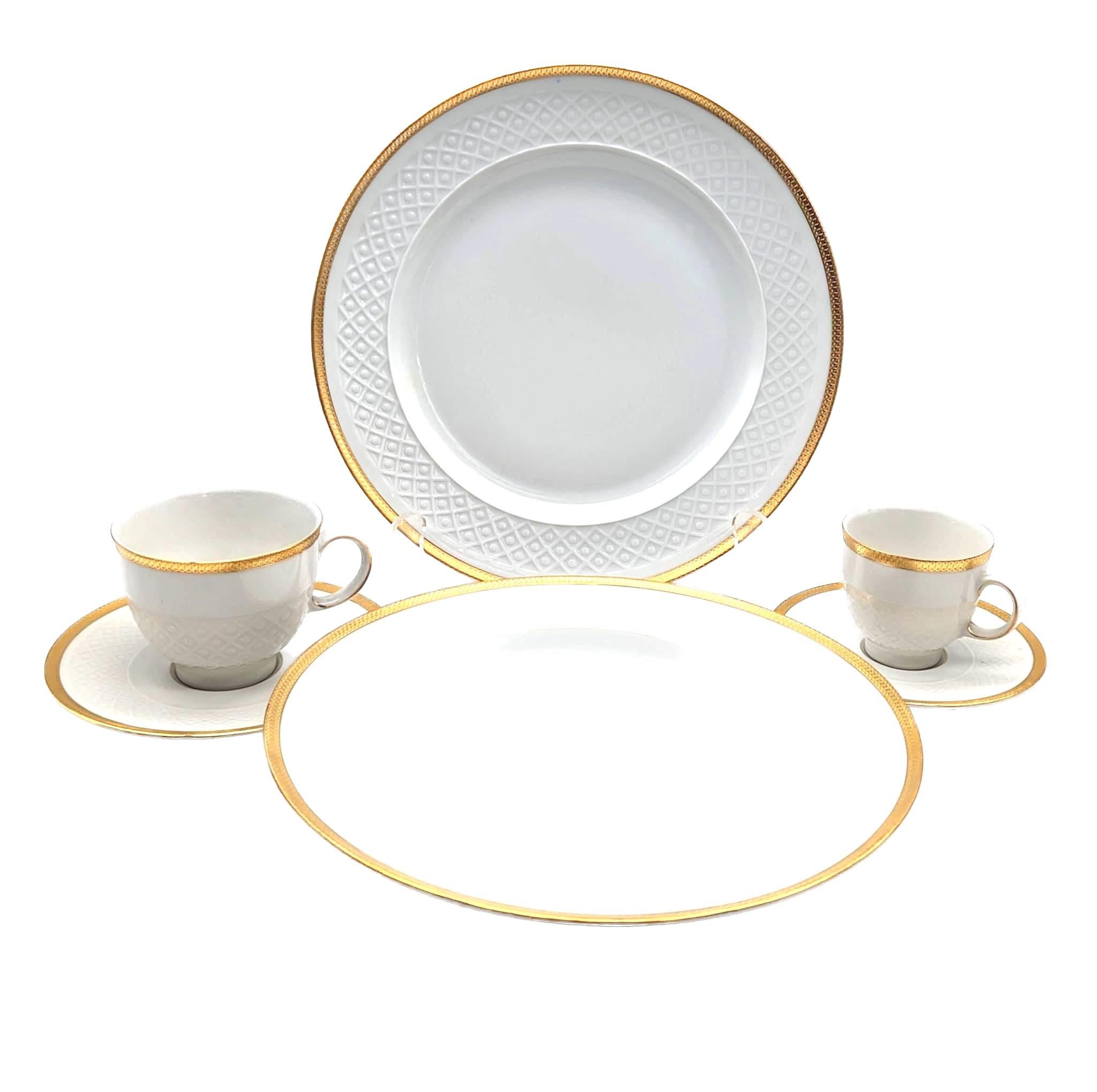 Se ofrecen 82 piezas de la porcelana con borde dorado  Modelo 