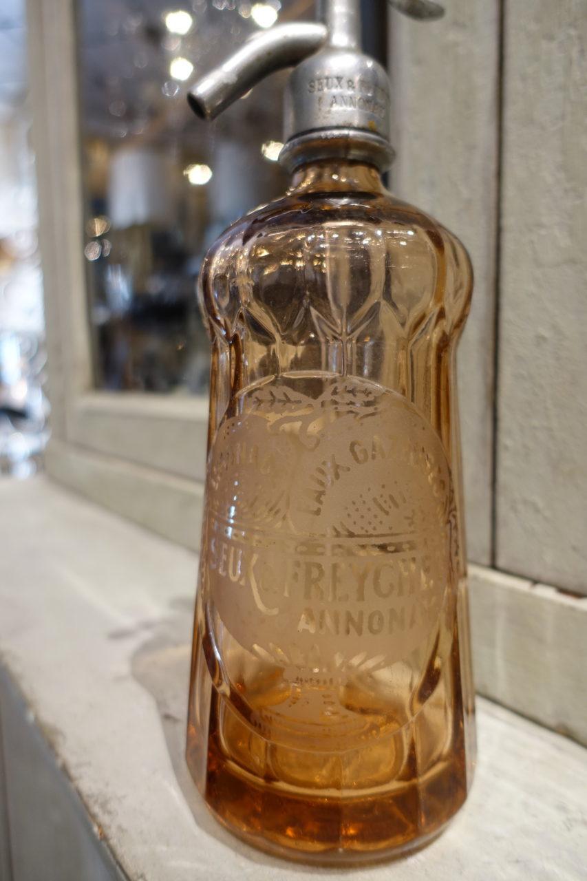 Gorgeous vintage seltzer bottle, in thick quality stunning peach / rose colored glass, with super patina and a wonderful shape. Produced in Annonay a little south of Lyon circa 1900, and is the type was used throughout France in various bars and