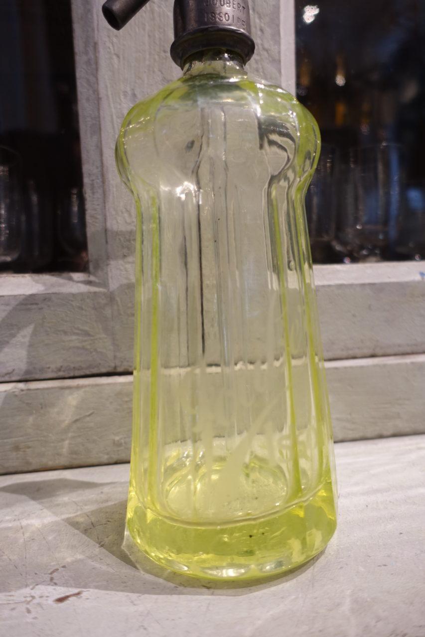 Gorgeous vintage seltzer bottle, in thick quality stunning pale yellow colored glass and almost florescent, with super patina and a wonderful shape. Produced in the town of Issoire in the centre of France close to Clermont-Frrand circa 1900, and is