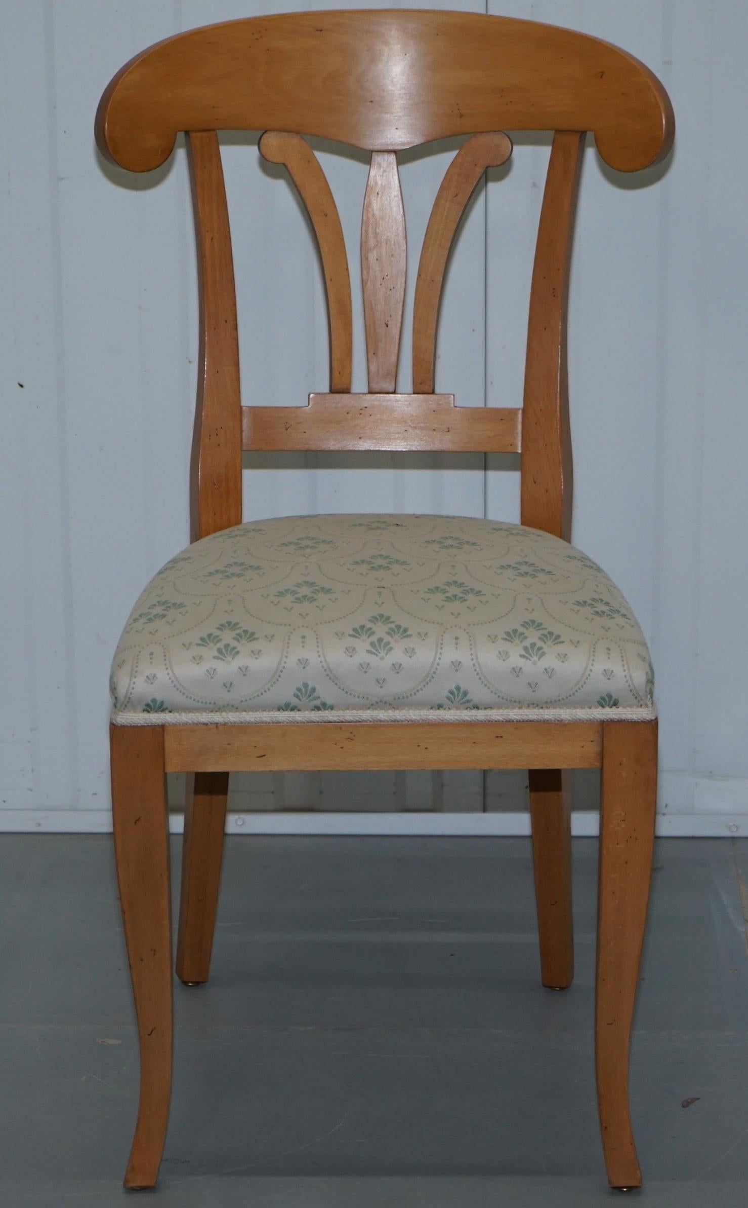 Nous sommes ravis de proposer à la vente cette superbe chaise de coiffeuse Selva Italy RRP £399

Cette chaise fait partie d'une suite, j'ai la commode assortie, la paire de tables de chevet et la coiffeuse dans la liste de mes autres
