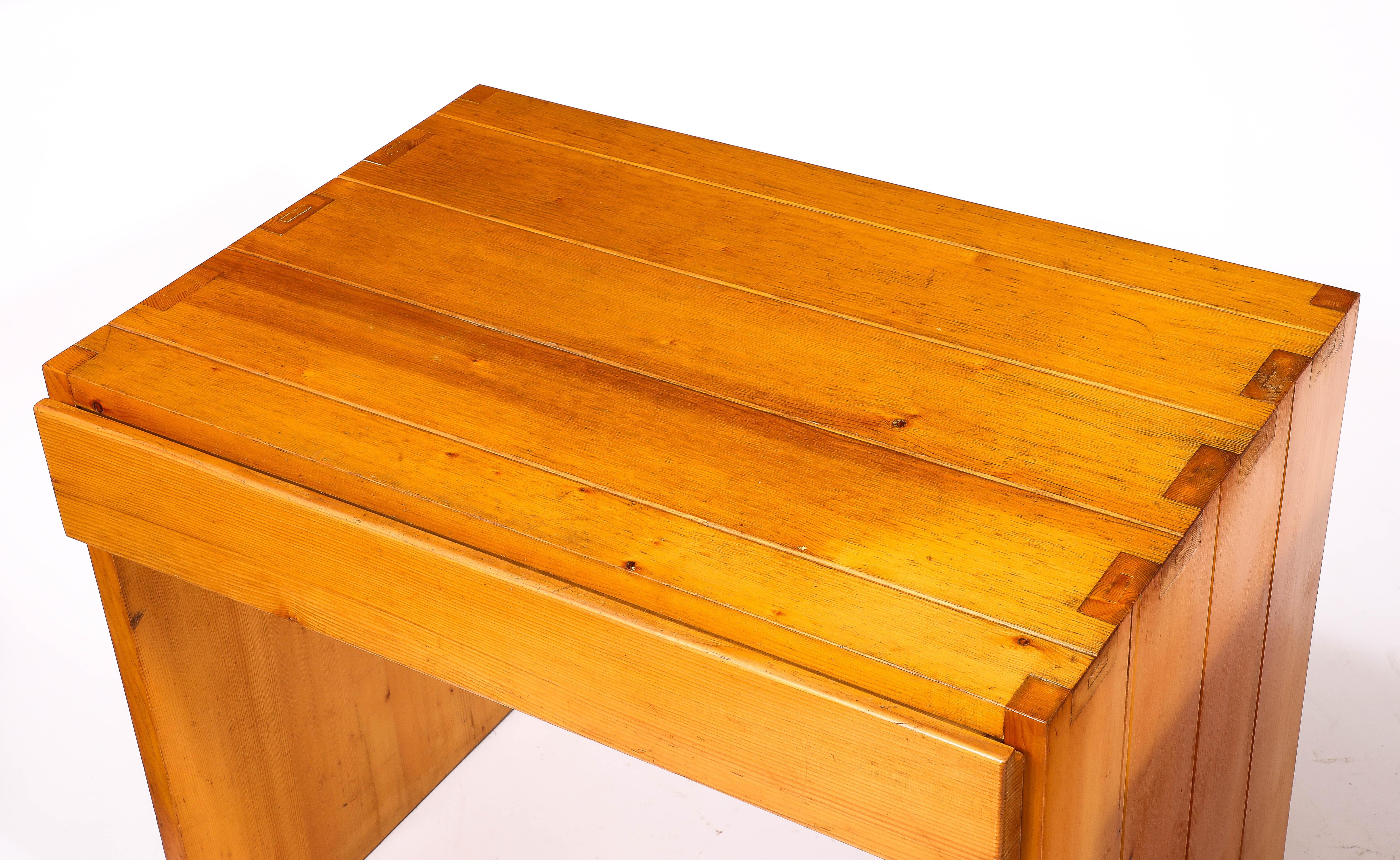 Grande table basse en orme de forme libre sur une base tripode avec des bords très inclinés.
