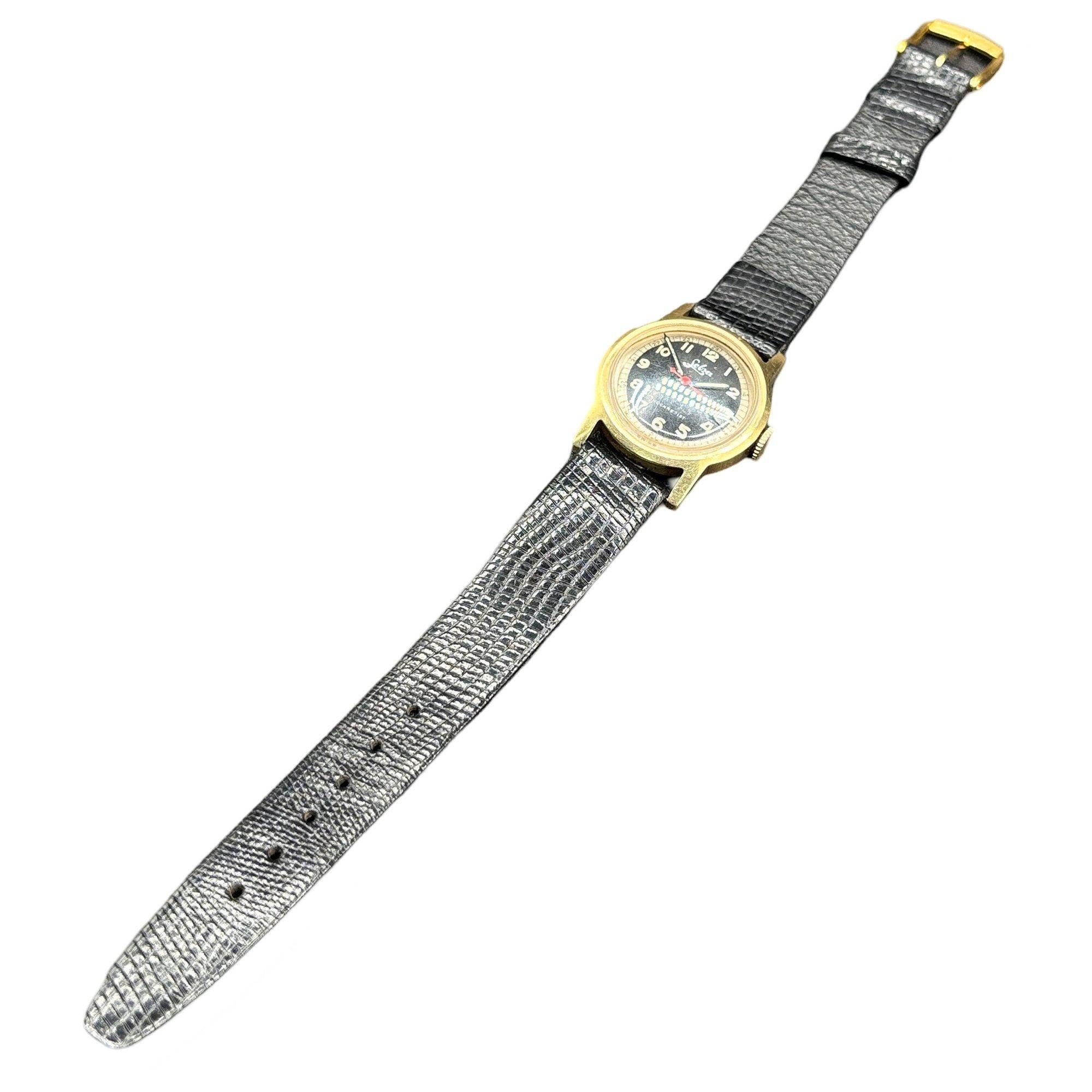 Cette montre Selza Gold filled Automatic Cold Capped, datant de la Seconde Guerre mondiale, a été largement utilisée par les pilotes de l'US Air Force. Le boîtier est en or 14 carats avec des pièces en acier inoxydable et un cadran lumineux avec des