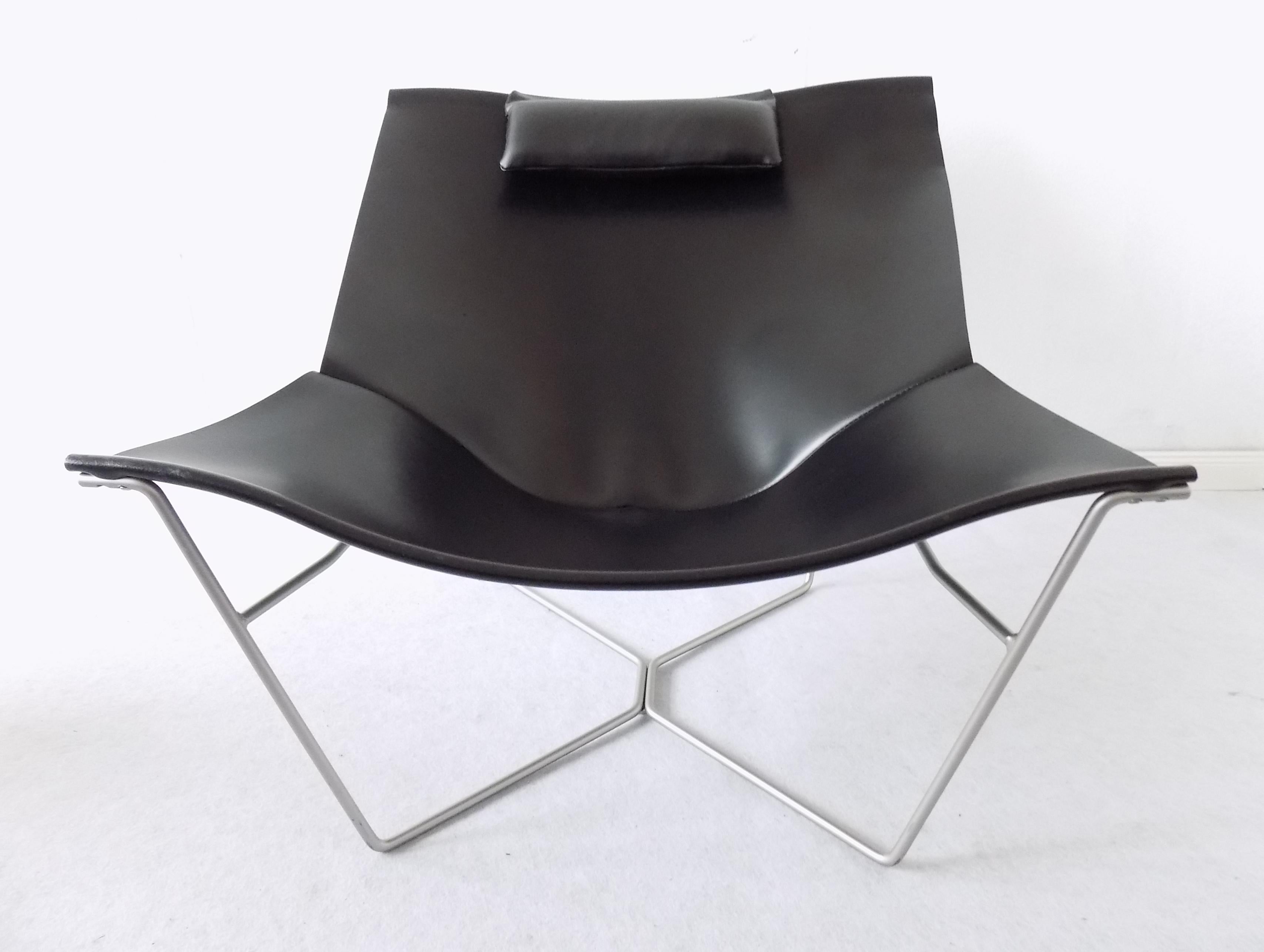 Semana black leather sling chair by David Weeks for Habitat, UK, 1990s, minimalistic

This filigree black leather Semana sling chair from David Weeks was manufactured from an extremely thick saddle leather on an airy steel frame. The leather is in