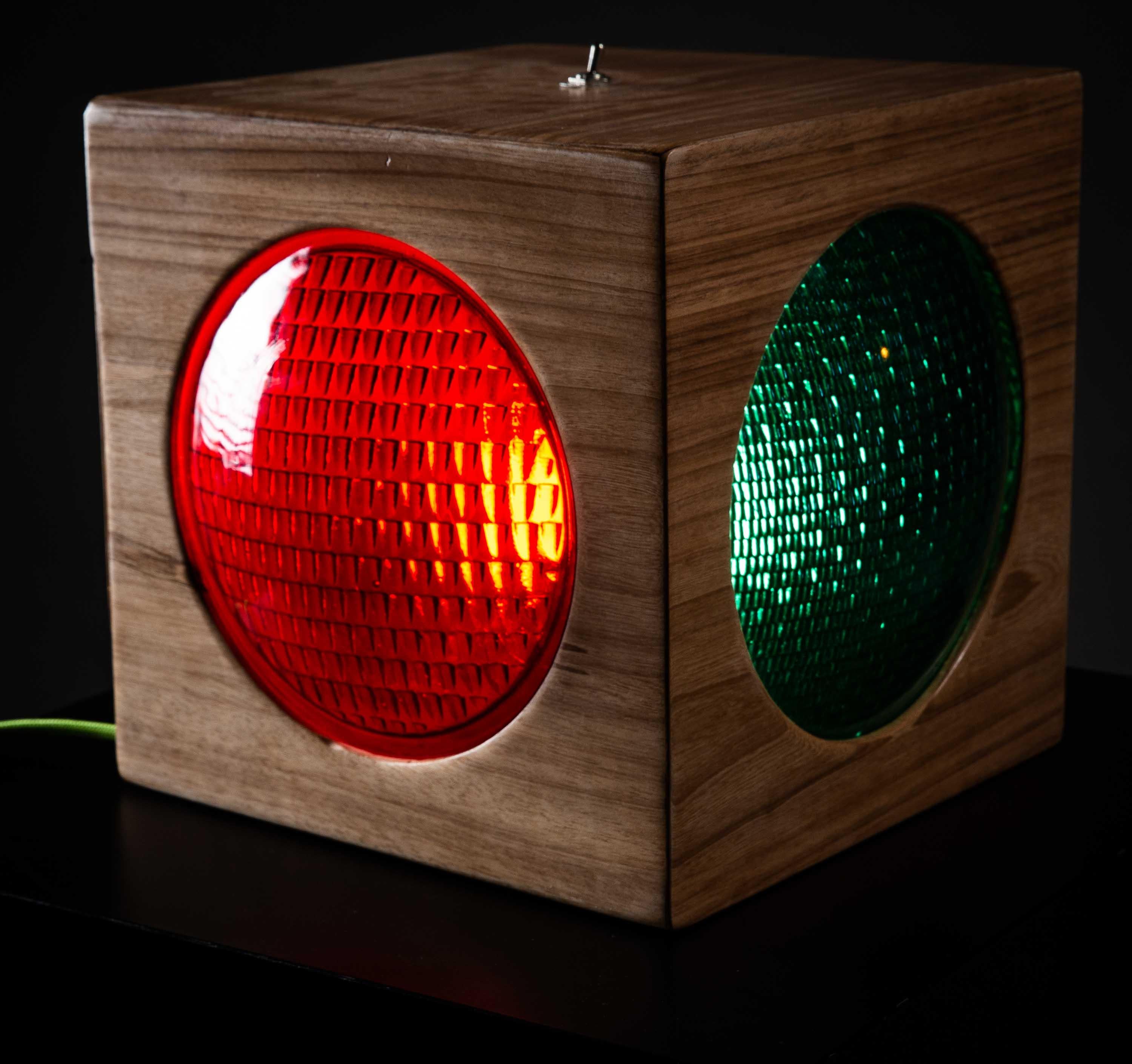 The Semaphore Lamp. Solid Wood and 1960s traffic signal lenses In New Condition For Sale In São Paulo, SP