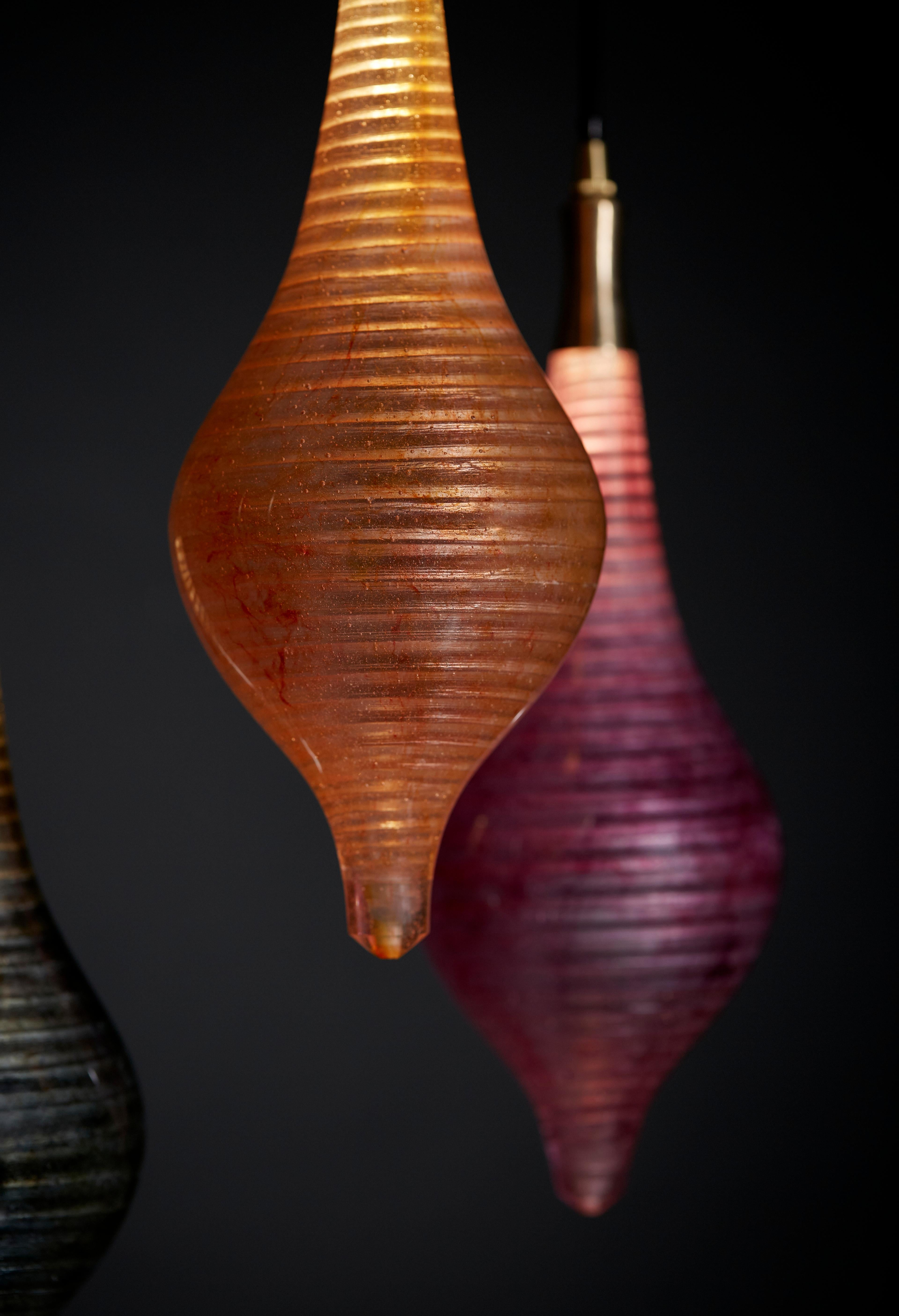 Lampada in vetro contemporanea: Lampada a sospensione rosa a spirale Semazen in vendita 1