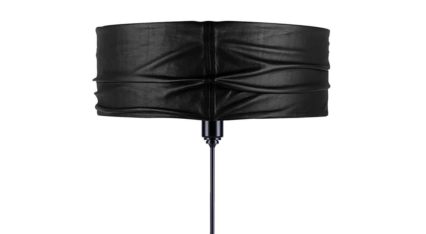 This stylish and elegant table lamp will stand out in a modern and contemporary decor, becoming the true protagonist of the room. The slender structure is handcrafted of steel in matte black finished with epoxy powder coating and supporting a