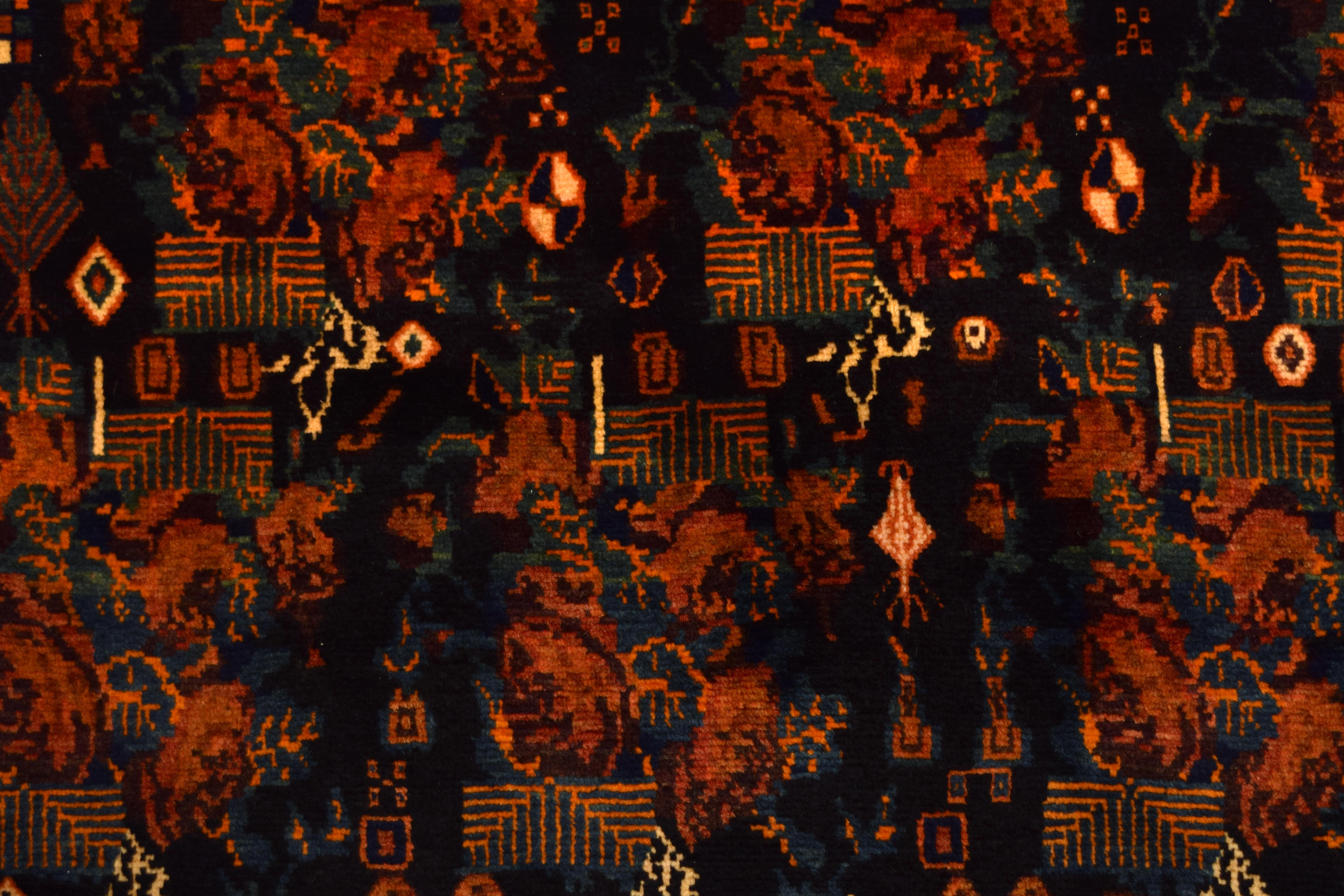 In üppigen Rot- und Indigotönen setzt dieser halbantike, handgewebte Afshar-Perserteppich mit einer Größe von ca. 5' x 7' ein markantes Zeichen. Die einzigartigen floralen Motive im Feld dieses künstlerischen Meisterwerks fallen durch ihren