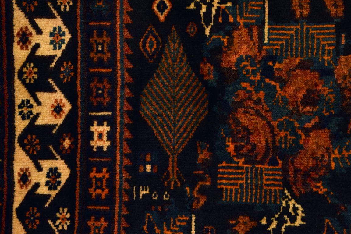 Semi- antiker Afshar-, roter und Indigofarbener handgewebter persischer Teppich aus Wolle, 5' x 7' im Angebot 1