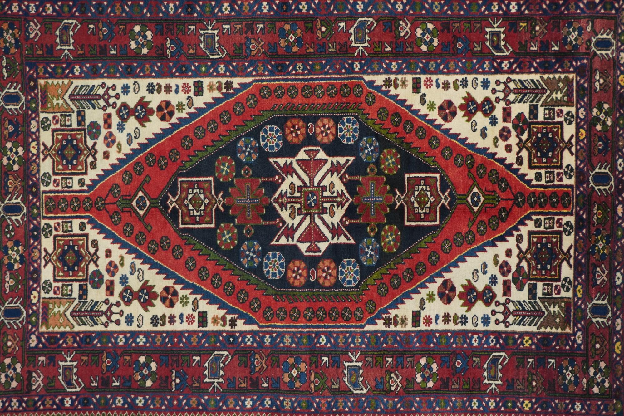 Vintage Bakhtiari Rug 4'7'' x 6'9'' In Excellent Condition For Sale In New York, NY
