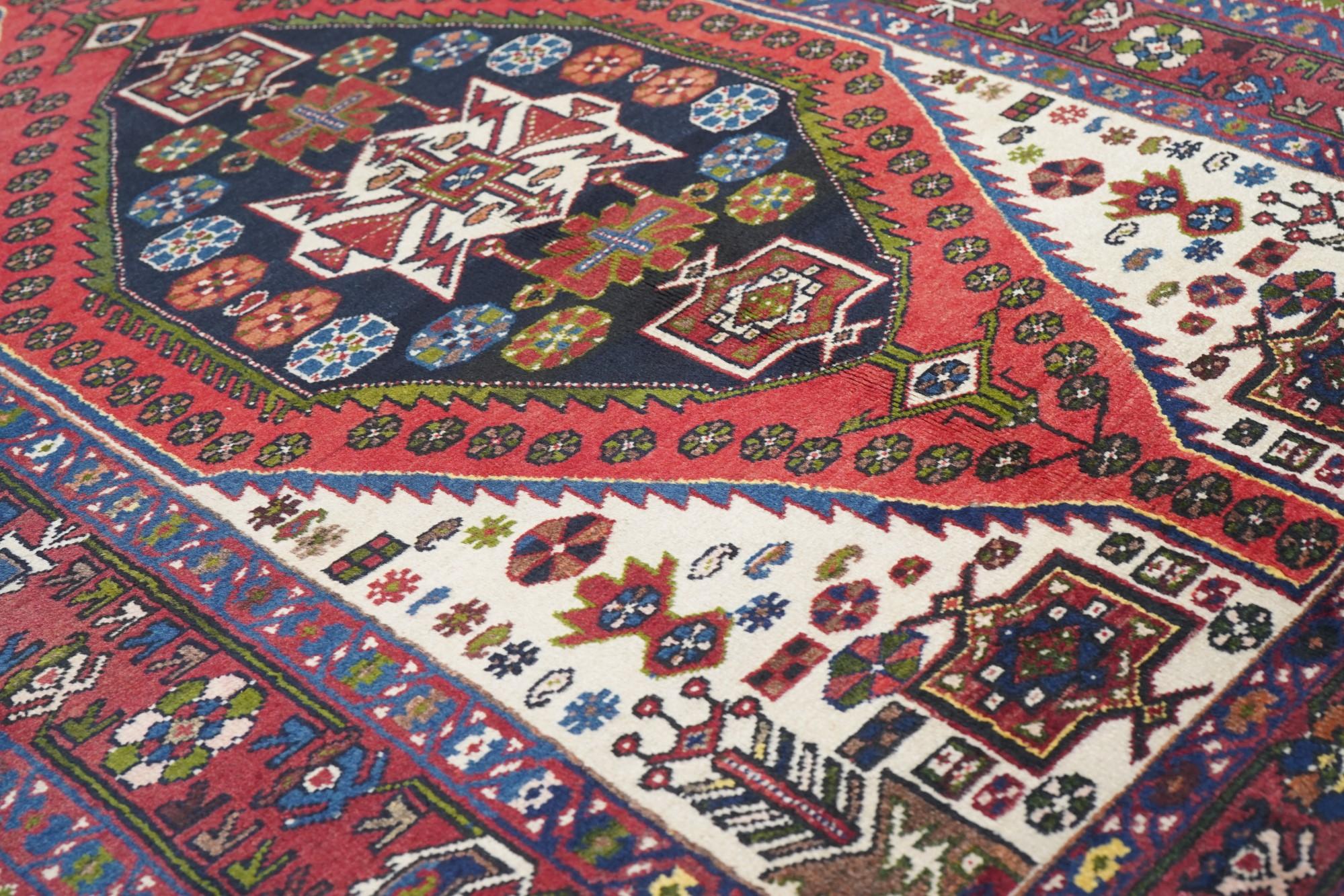 Vintage Bakhtiari Rug 4'7'' x 6'9'' For Sale 1