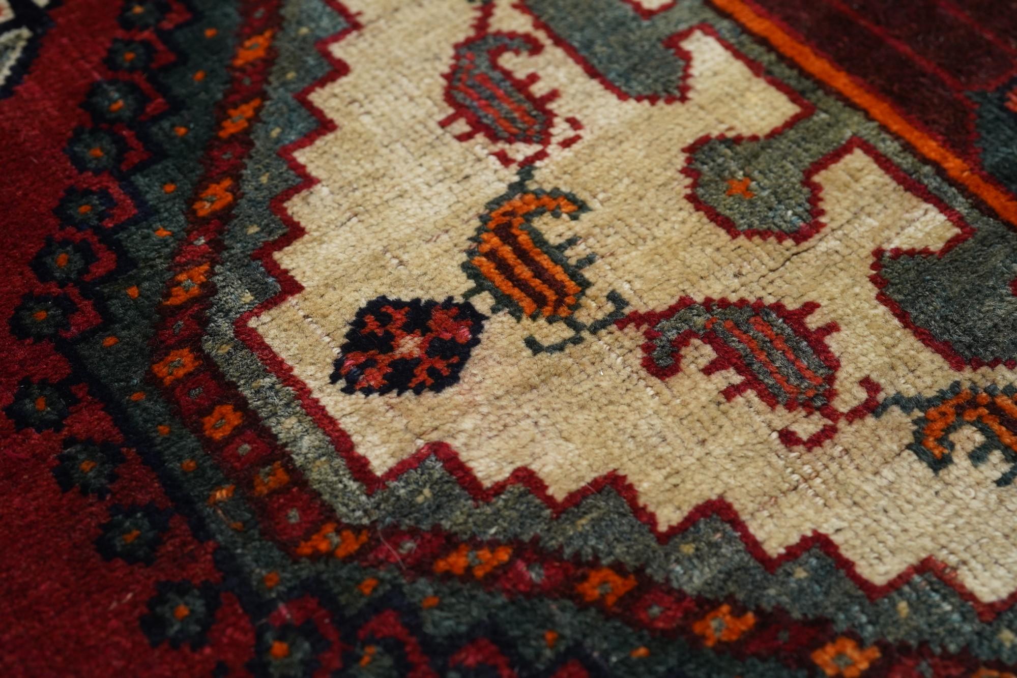 Tappeto vintage Bakhtiari 4'9'' x 8'3'' In condizioni ottime in vendita a New York, NY