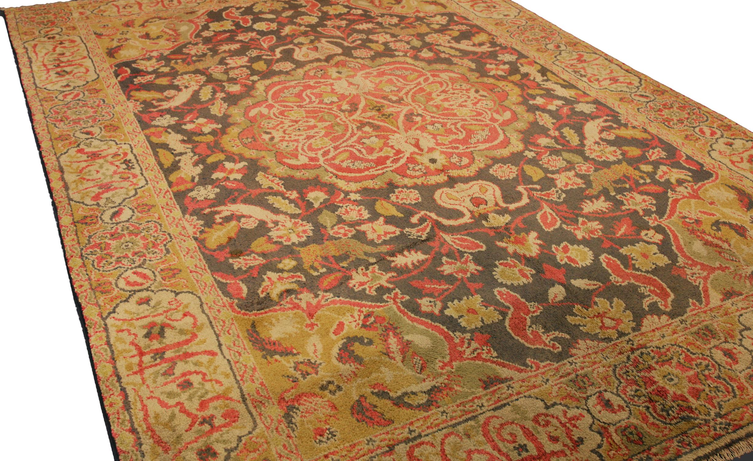 Si tratta di un tappeto vintage in seta europea tessuto a metà del XX secolo, intorno agli anni '40, e misura 185 x 125 cm. Il design di questo pezzo si basa su tappeti persiani dell'inizio del XVII secolo tessuti esclusivamente per la corte