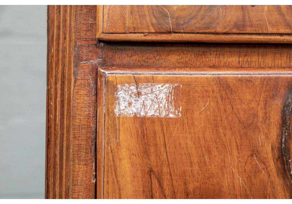 Semi antike Sekretär-Kommode aus gemasertem Holz auf Kommode für die Restaurierung im Zustand „Starke Gebrauchsspuren“ im Angebot in Bridgeport, CT