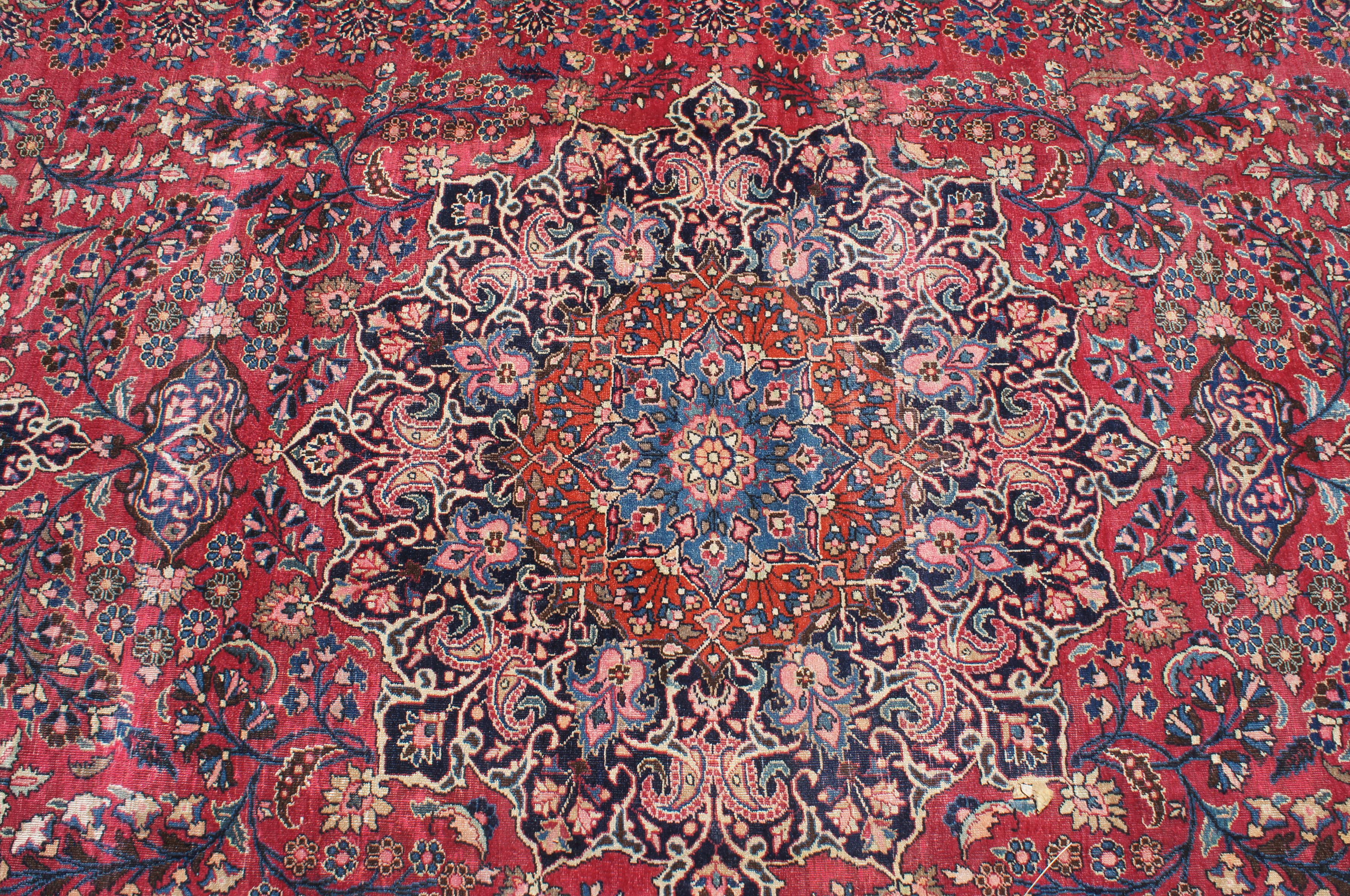 Semi antiker handgeknüpfter persischer Sarouk-Teppich mit rotem Blumenmedaillon aus Sarouk, 10' x 14' im Angebot 1