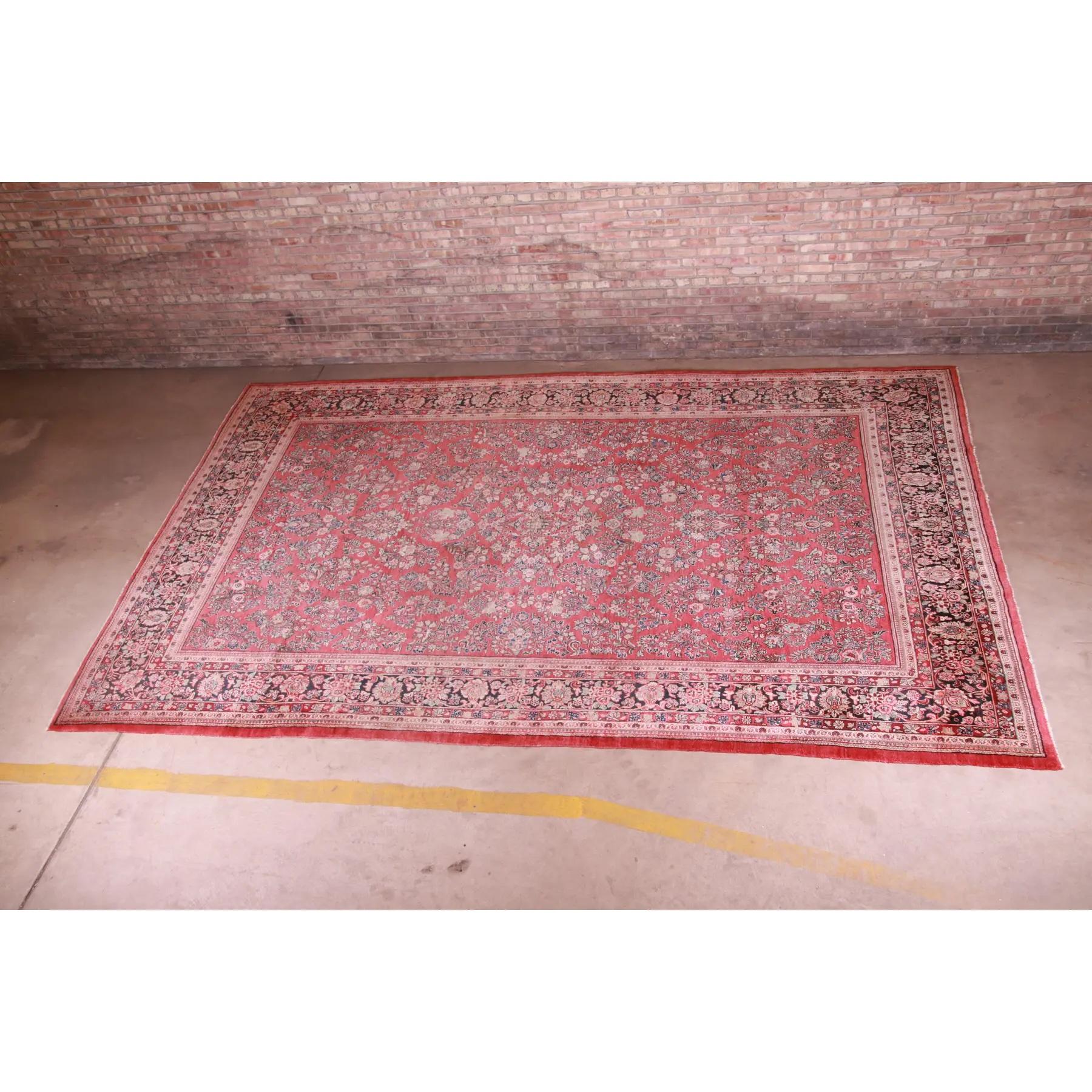 Uno splendido tappeto persiano Sarouk semi-antico, annodato a mano, per una stanza di dimensioni ridotte

Persia, circa anni '40

Un design classico con spruzzi e bouquet floreali

Misure: 10