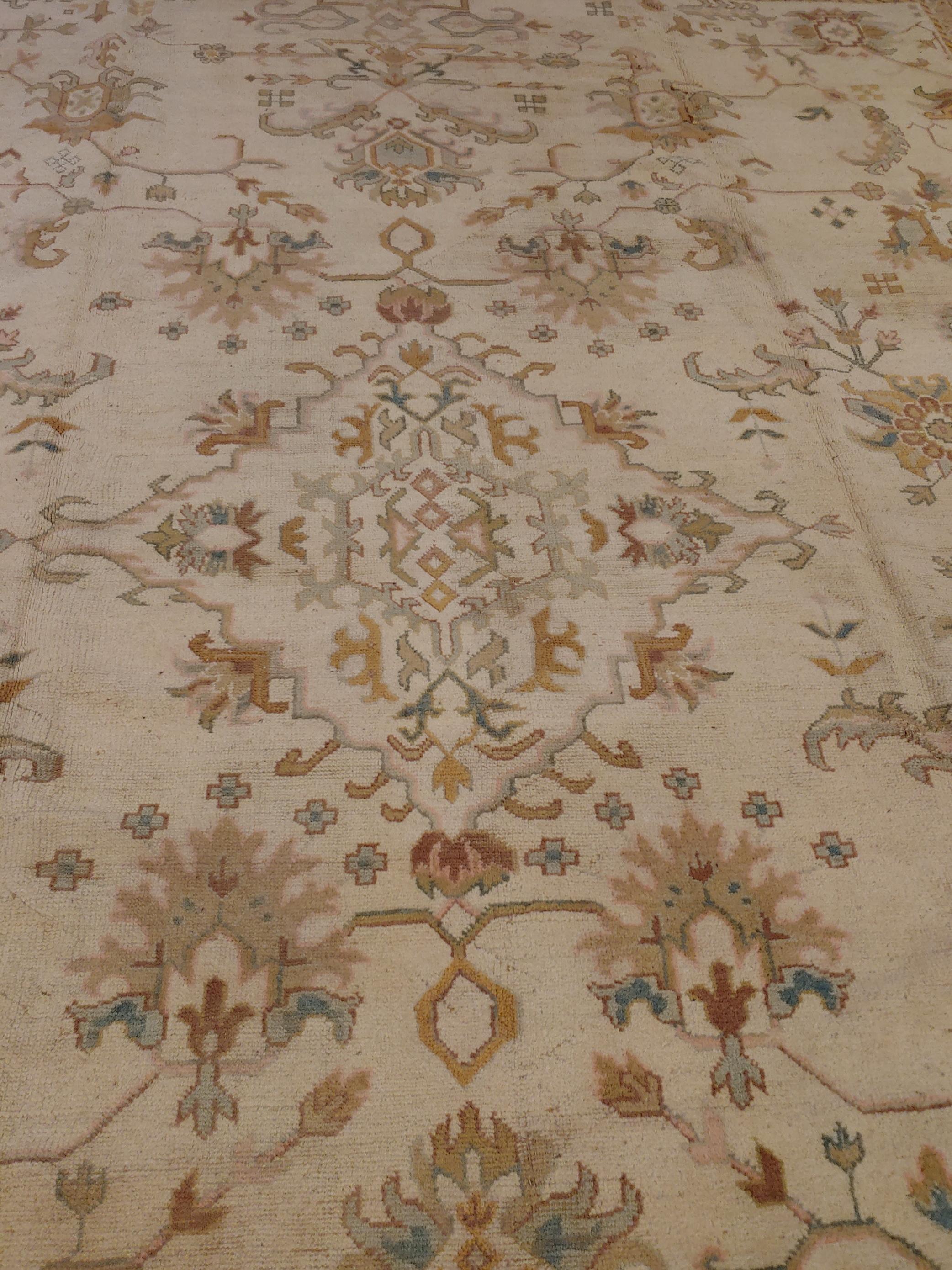 Semi-Antique Indian Agra Rug, Ivory Colored, Wool, 1920 In Good Condition For Sale In Williamsburg, VA