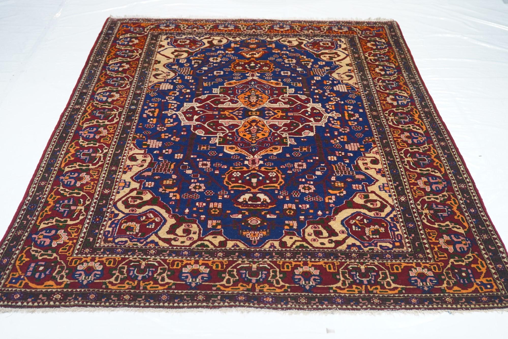 Vintage Isfahan Rug 4'9'' x 6'10'' For Sale 3
