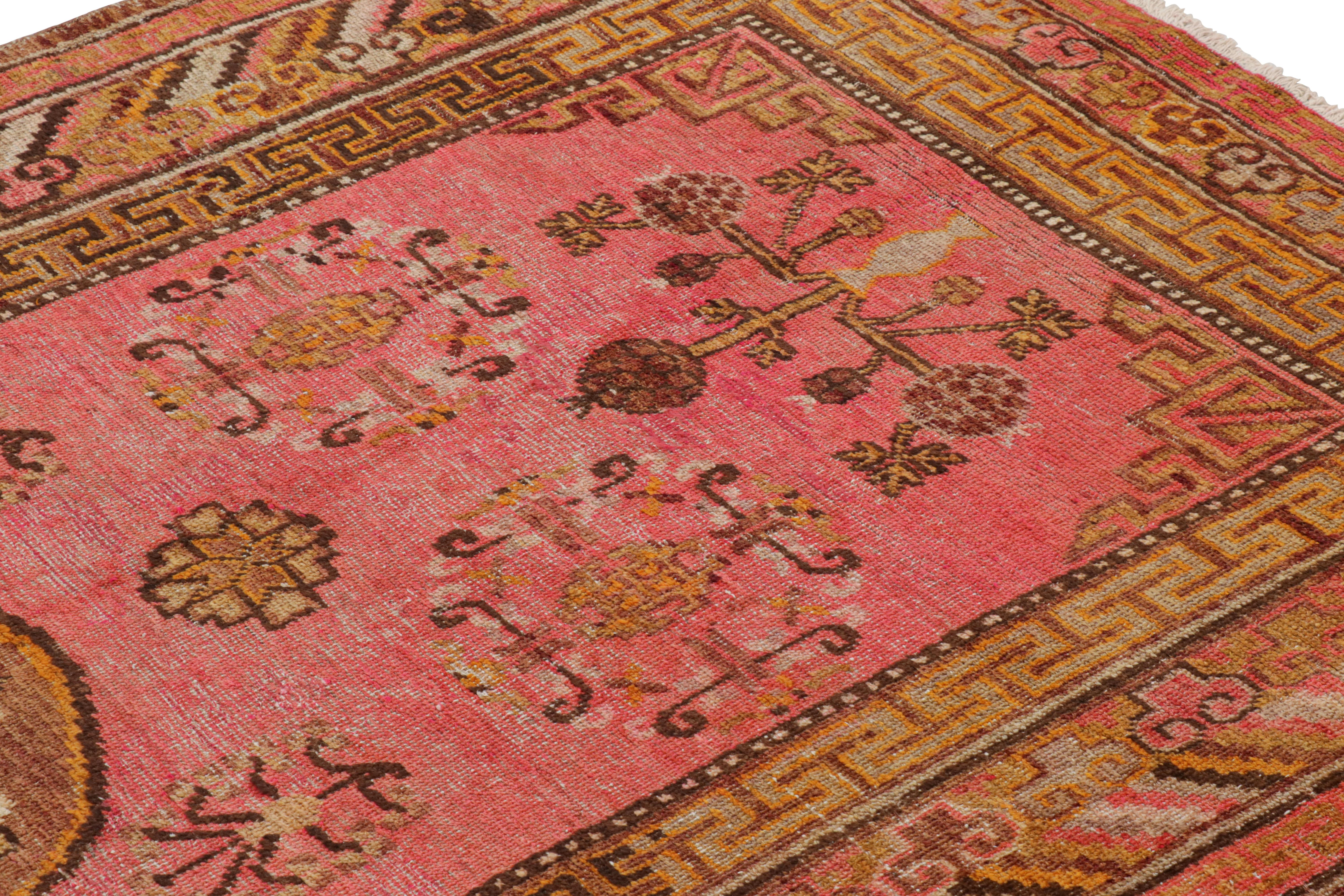Laine Tapis semi-ancien Khotan transitionnel en laine rose et bronze doré de Rug & Kilim en vente
