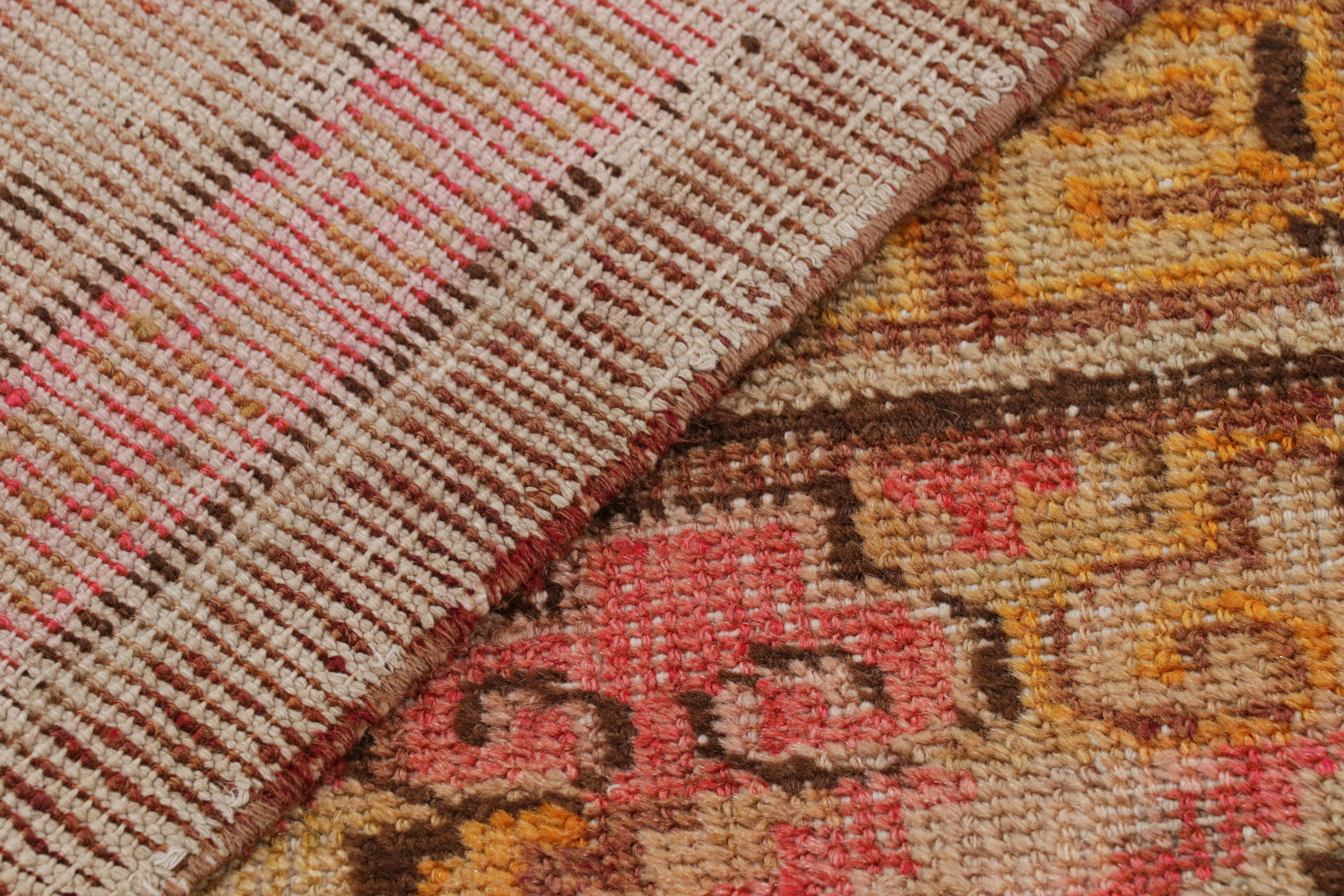 Tapis semi-ancien Khotan transitionnel en laine rose et bronze doré de Rug & Kilim en vente 1