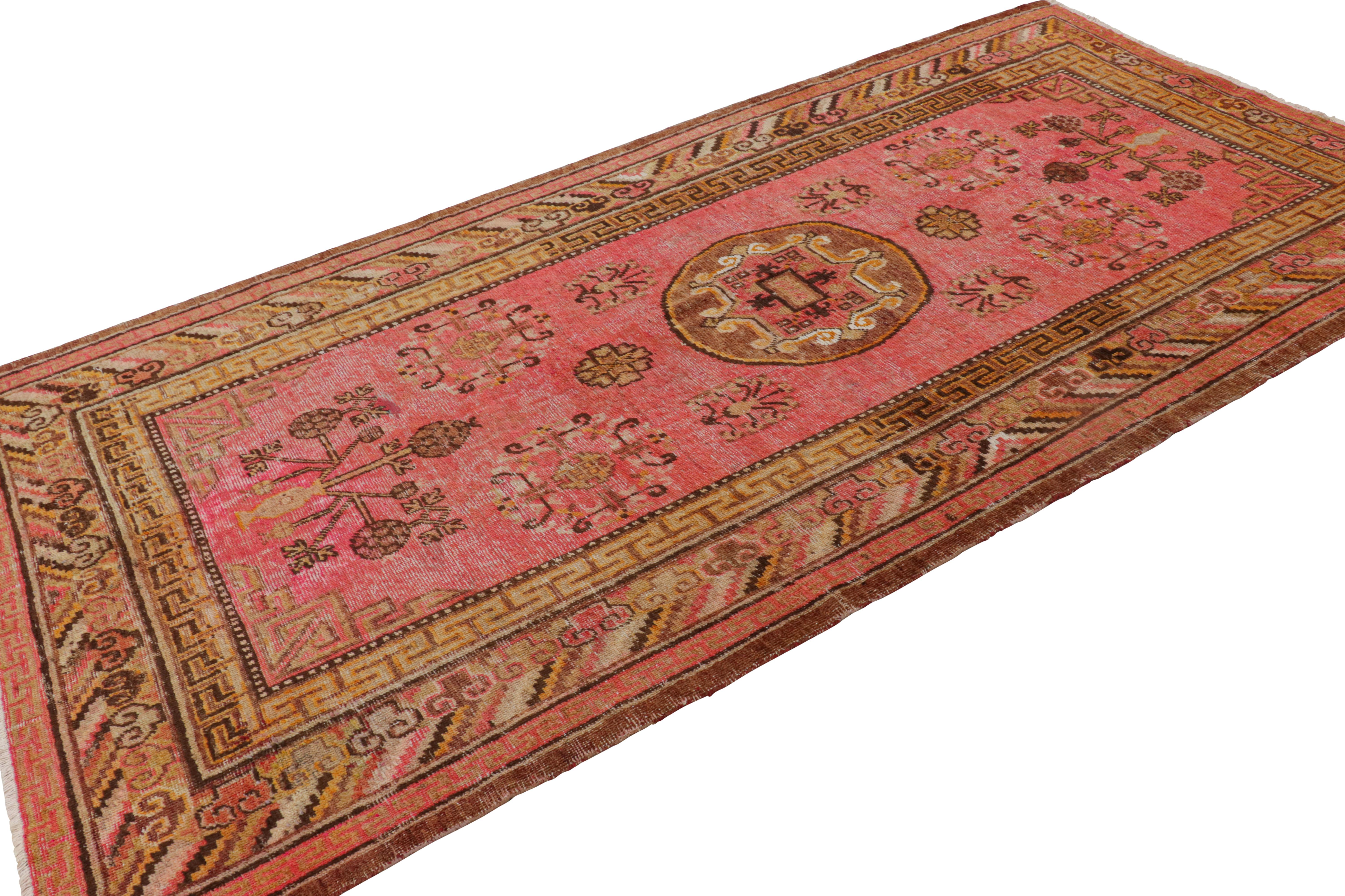 Noué à la main Tapis semi-ancien Khotan transitionnel en laine rose et bronze doré de Rug & Kilim en vente